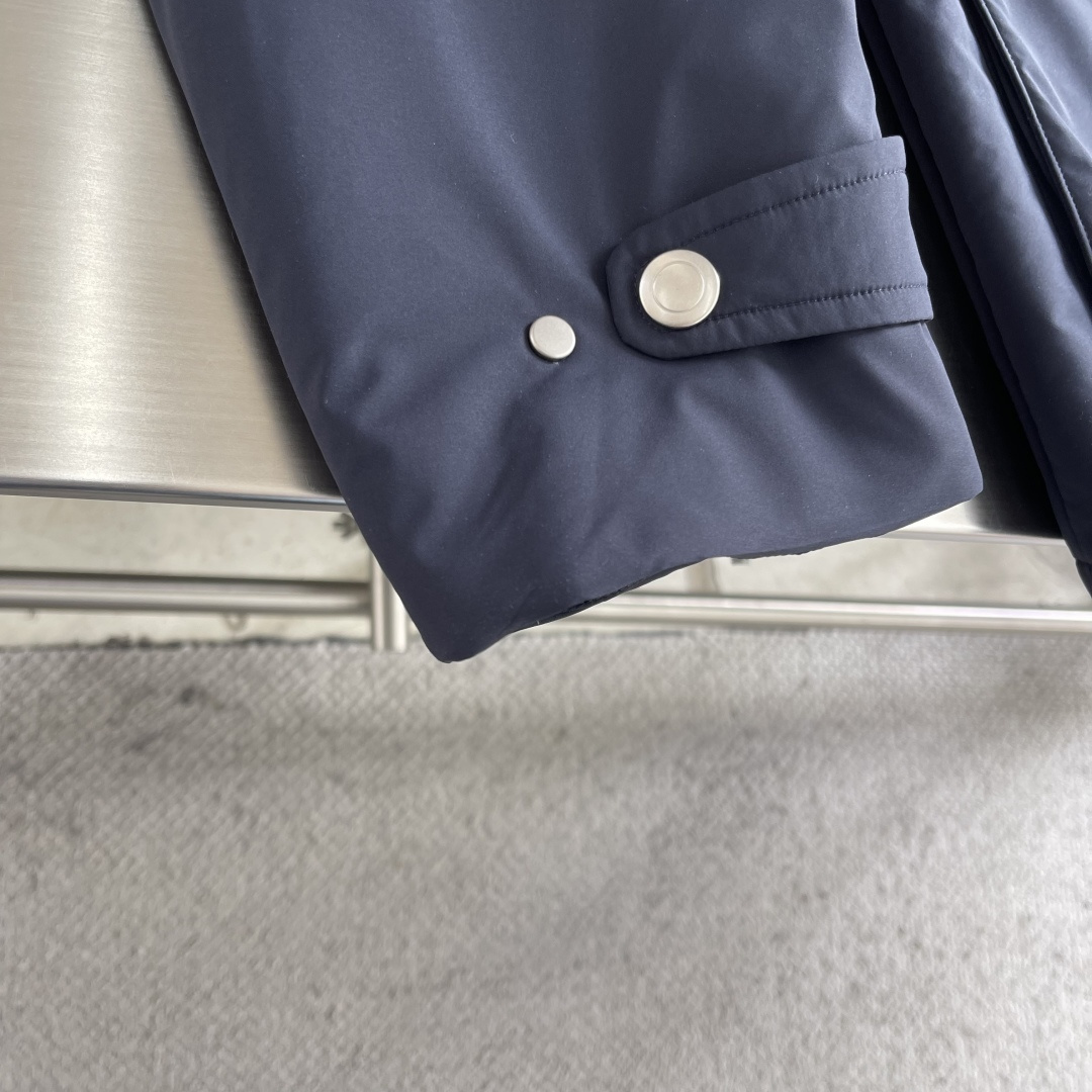 -BC 新款翻领工装夹克。这是一款经典工装夹克，采用尼龙或类似防水面料，搭配金属纽扣，双侧翻盖口袋和可拆