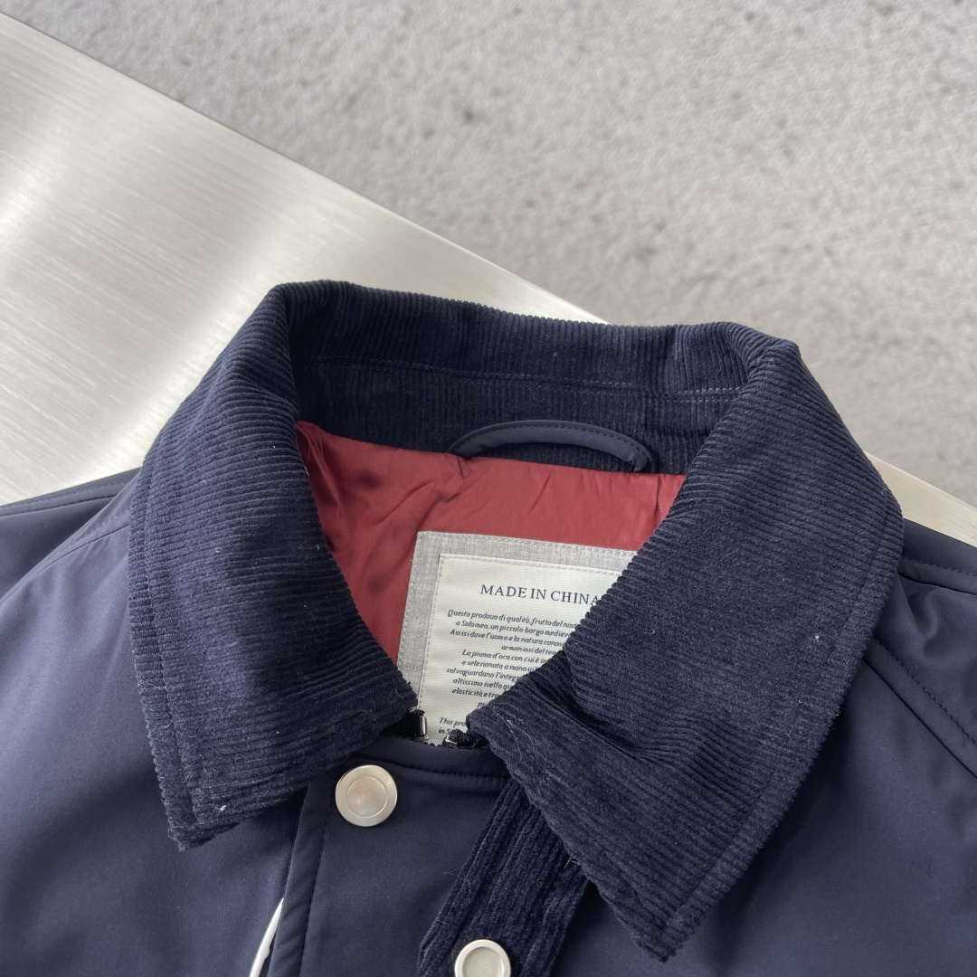 -BC 新款翻领工装夹克。这是一款经典工装夹克，采用尼龙或类似防水面料，搭配金属纽扣，双侧翻盖口袋和可拆