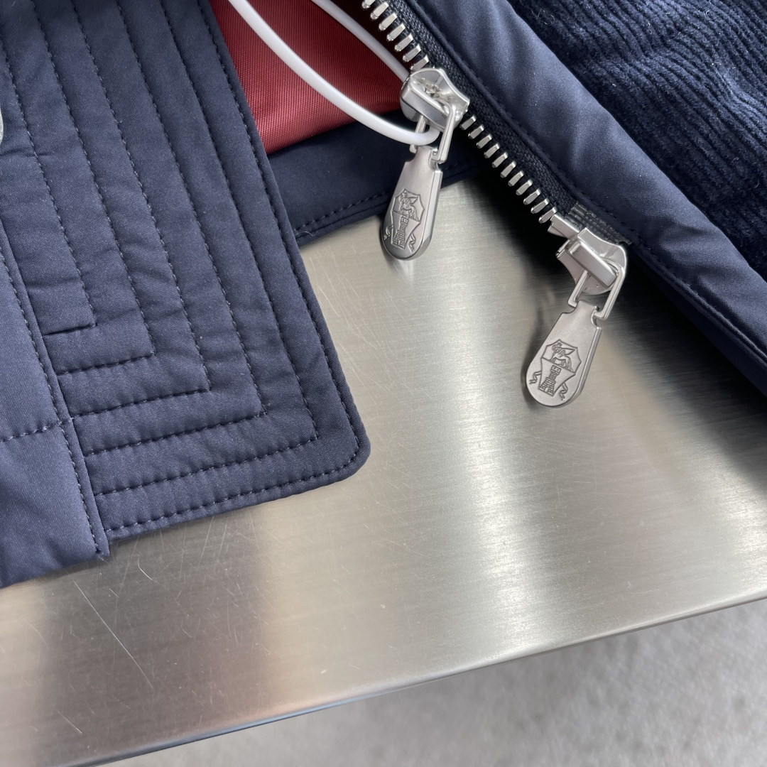 -BC 新款翻领工装夹克。这是一款经典工装夹克，采用尼龙或类似防水面料，搭配金属纽扣，双侧翻盖口袋和可拆