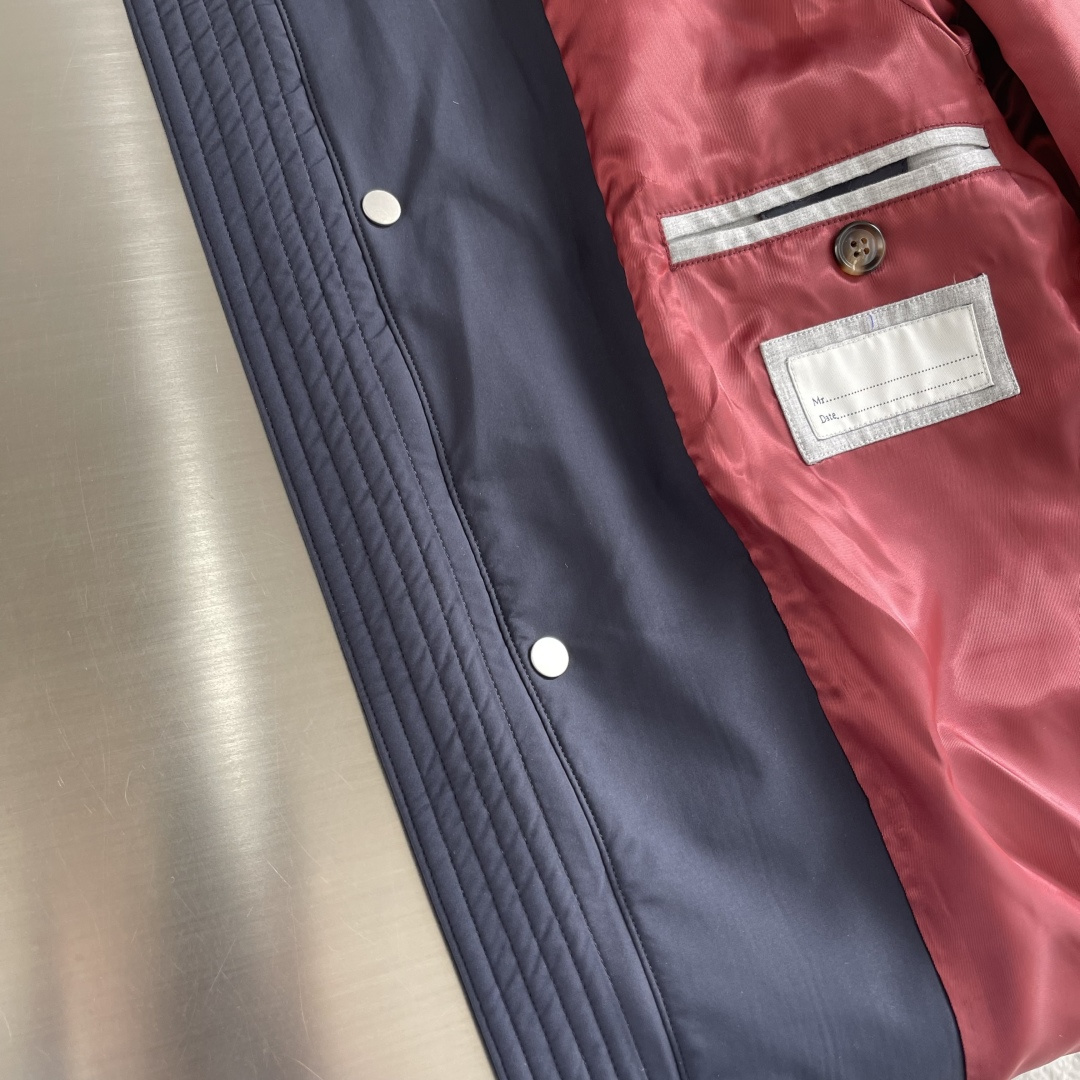 -BC 新款翻领工装夹克。这是一款经典工装夹克，采用尼龙或类似防水面料，搭配金属纽扣，双侧翻盖口袋和可拆