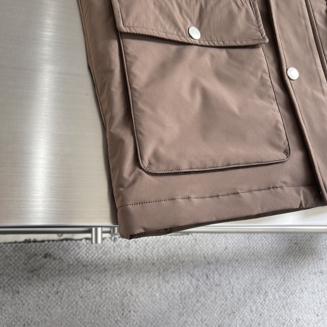 -BC 新款翻领工装夹克。这是一款经典工装夹克，采用尼龙或类似防水面料，搭配金属纽扣，双侧翻盖口袋和可拆