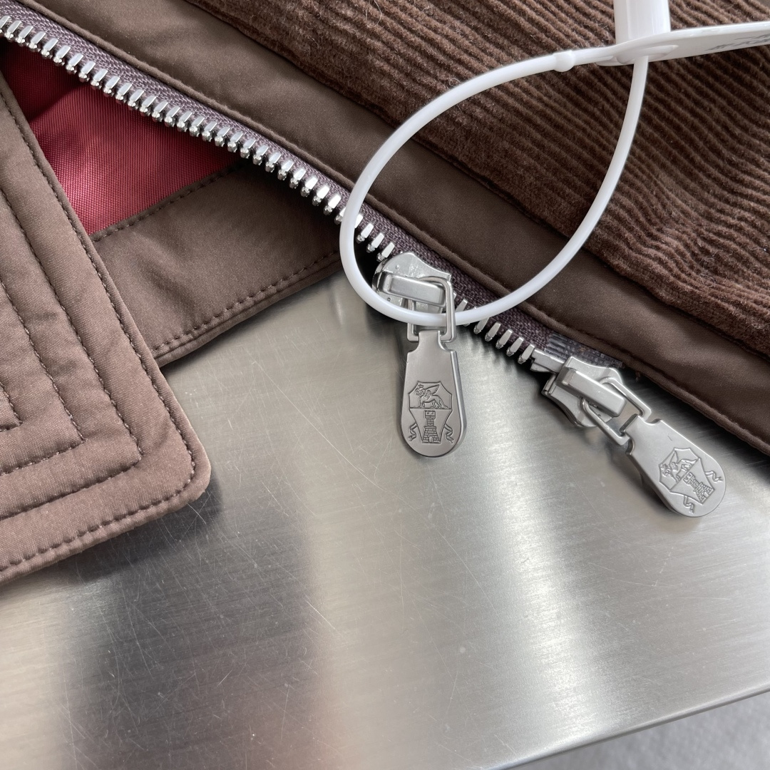 -BC 新款翻领工装夹克。这是一款经典工装夹克，采用尼龙或类似防水面料，搭配金属纽扣，双侧翻盖口袋和可拆