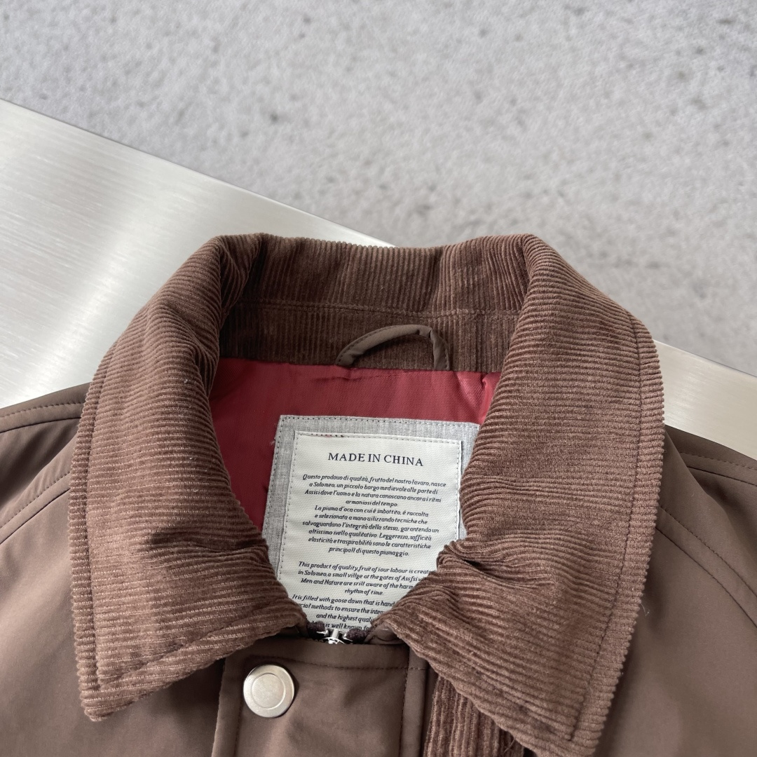 -BC 新款翻领工装夹克。这是一款经典工装夹克，采用尼龙或类似防水面料，搭配金属纽扣，双侧翻盖口袋和可拆