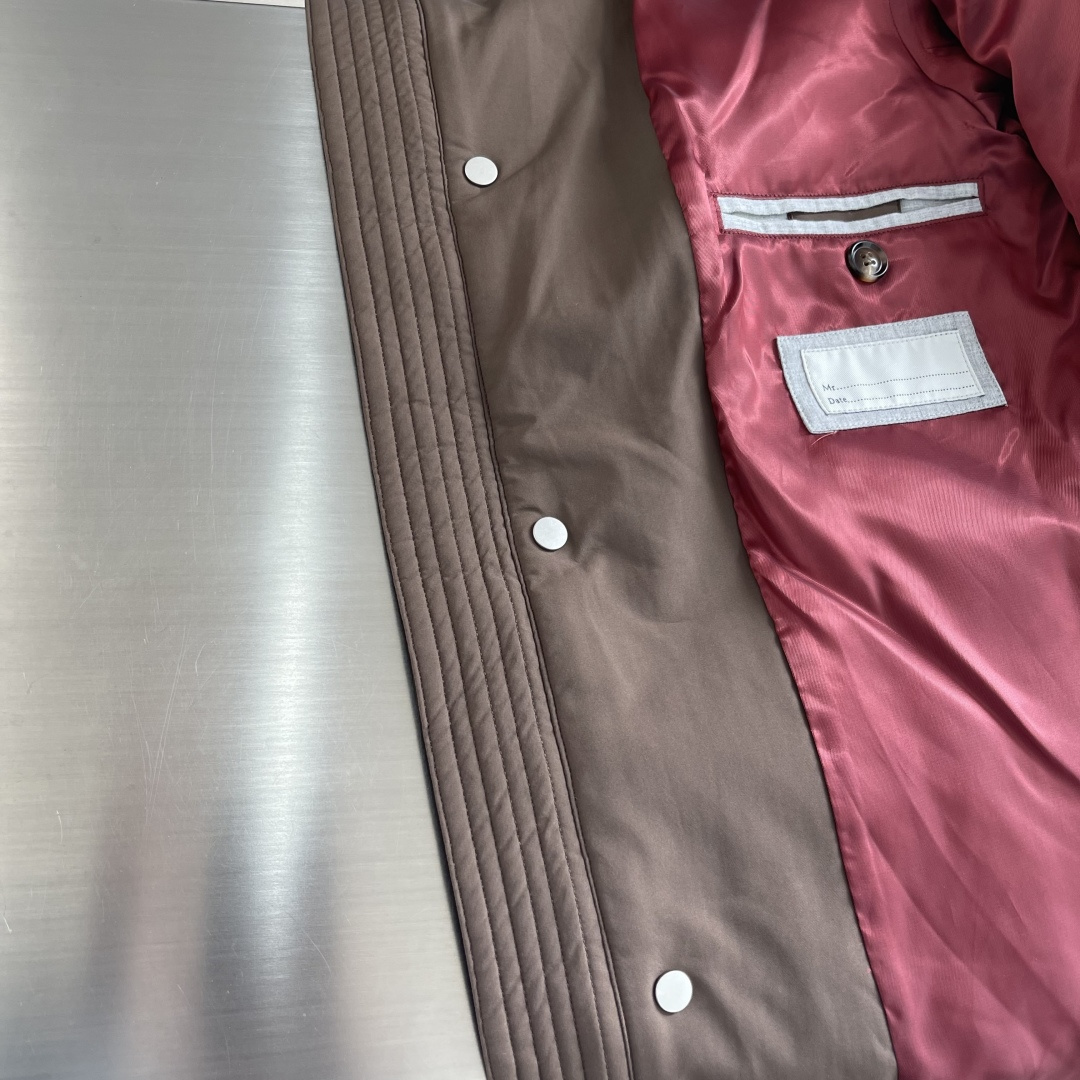 -BC 新款翻领工装夹克。这是一款经典工装夹克，采用尼龙或类似防水面料，搭配金属纽扣，双侧翻盖口袋和可拆