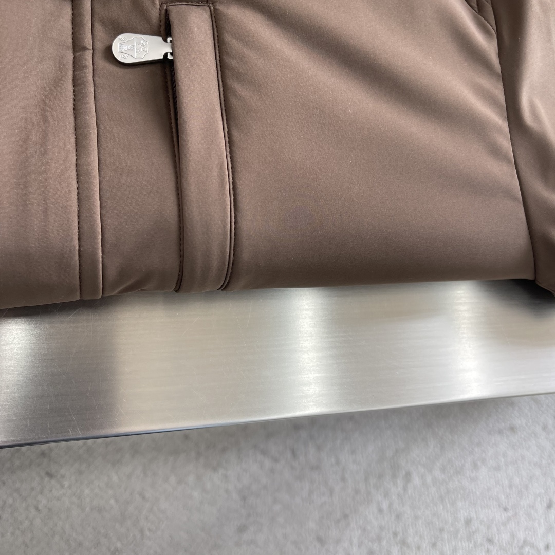 -BC 新款翻领工装夹克。这是一款经典工装夹克，采用尼龙或类似防水面料，搭配金属纽扣，双侧翻盖口袋和可拆