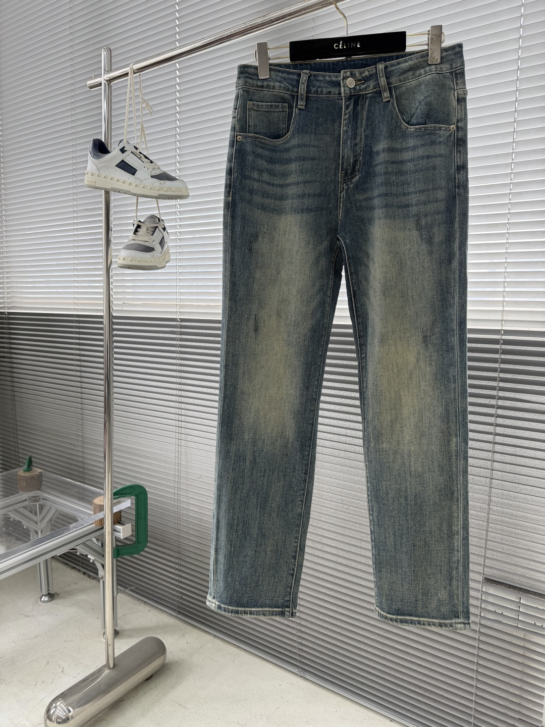 -FEND 高品质牛仔裤， 品牌logo标志性图案 浓浓的街头美式风，非常chic，整件还是一如既往宽松