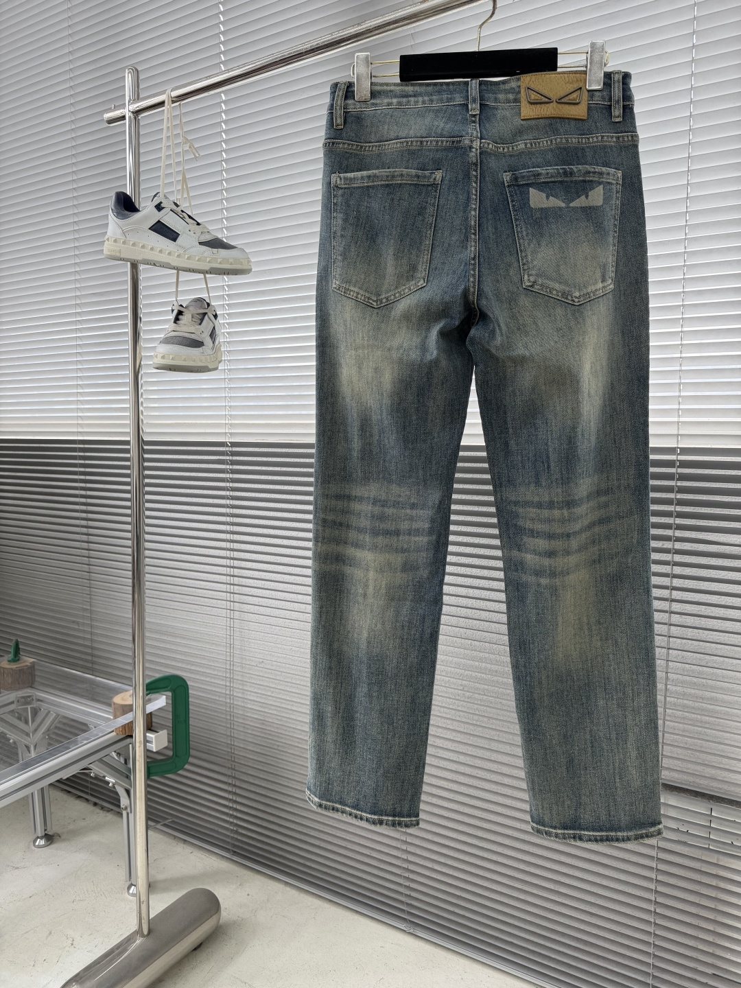 -FEND 高品质牛仔裤， 品牌logo标志性图案 浓浓的街头美式风，非常chic，整件还是一如既往宽松