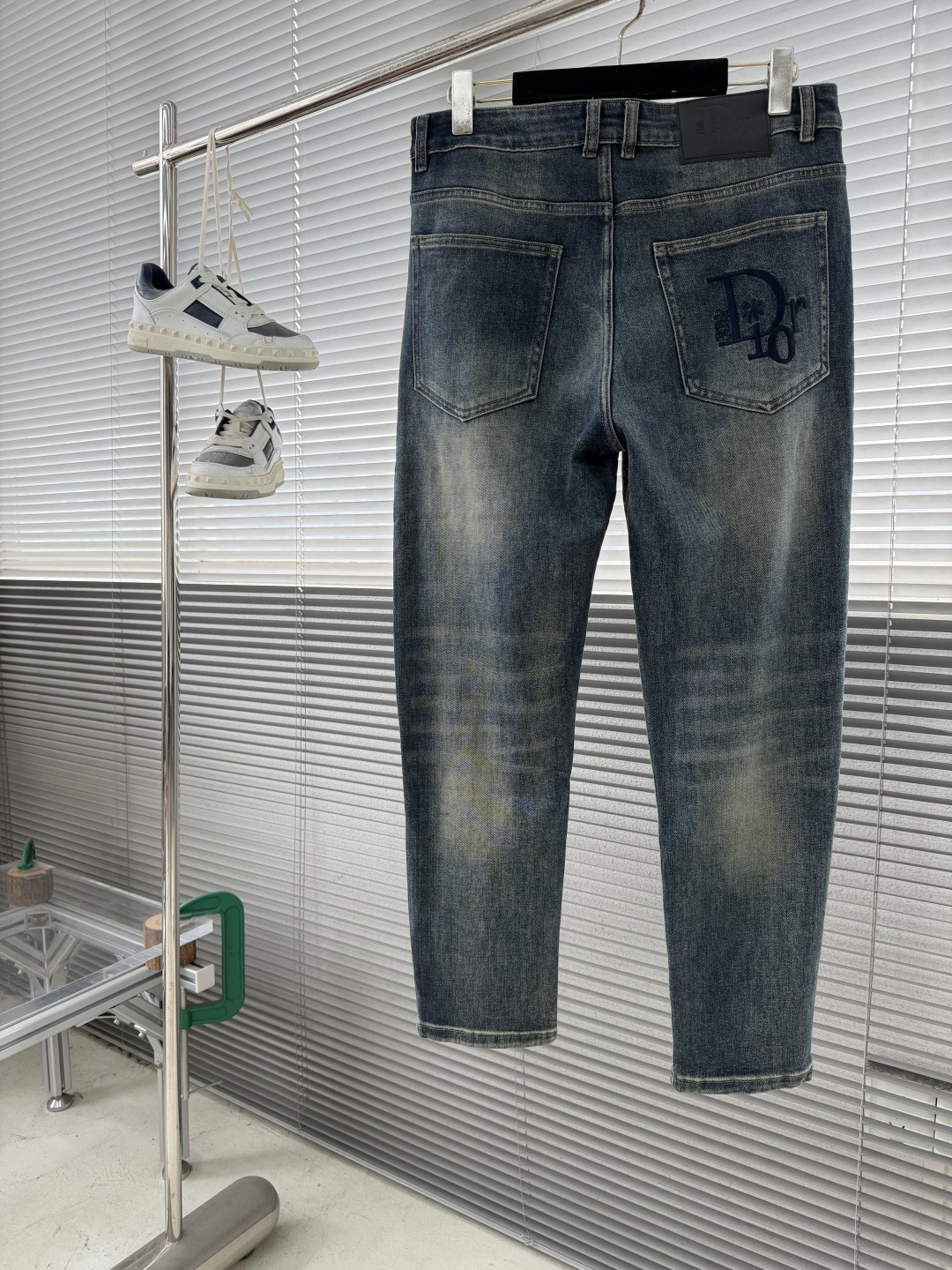 -Dio 高品质牛仔裤， 品牌logo标志性图案 浓浓的街头美式风，非常chic，整件还是一如既往宽松的