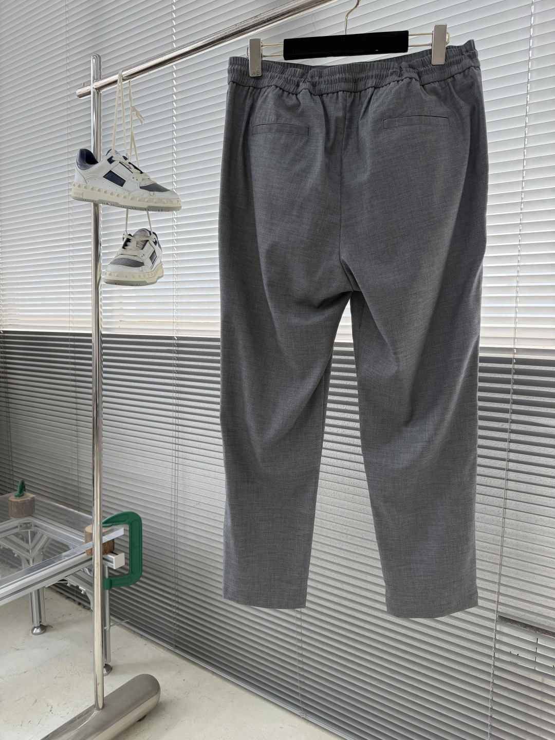 -BC抽绳休闲裤：意式「隐奢主义」的松弛哲学】抽绳腰头的松弛哲学，以及隐奢主义的细节设计，重新定义高端休