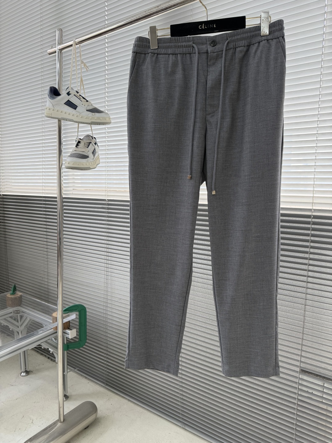 -BC抽绳休闲裤：意式「隐奢主义」的松弛哲学】抽绳腰头的松弛哲学，以及隐奢主义的细节设计，重新定义高端休