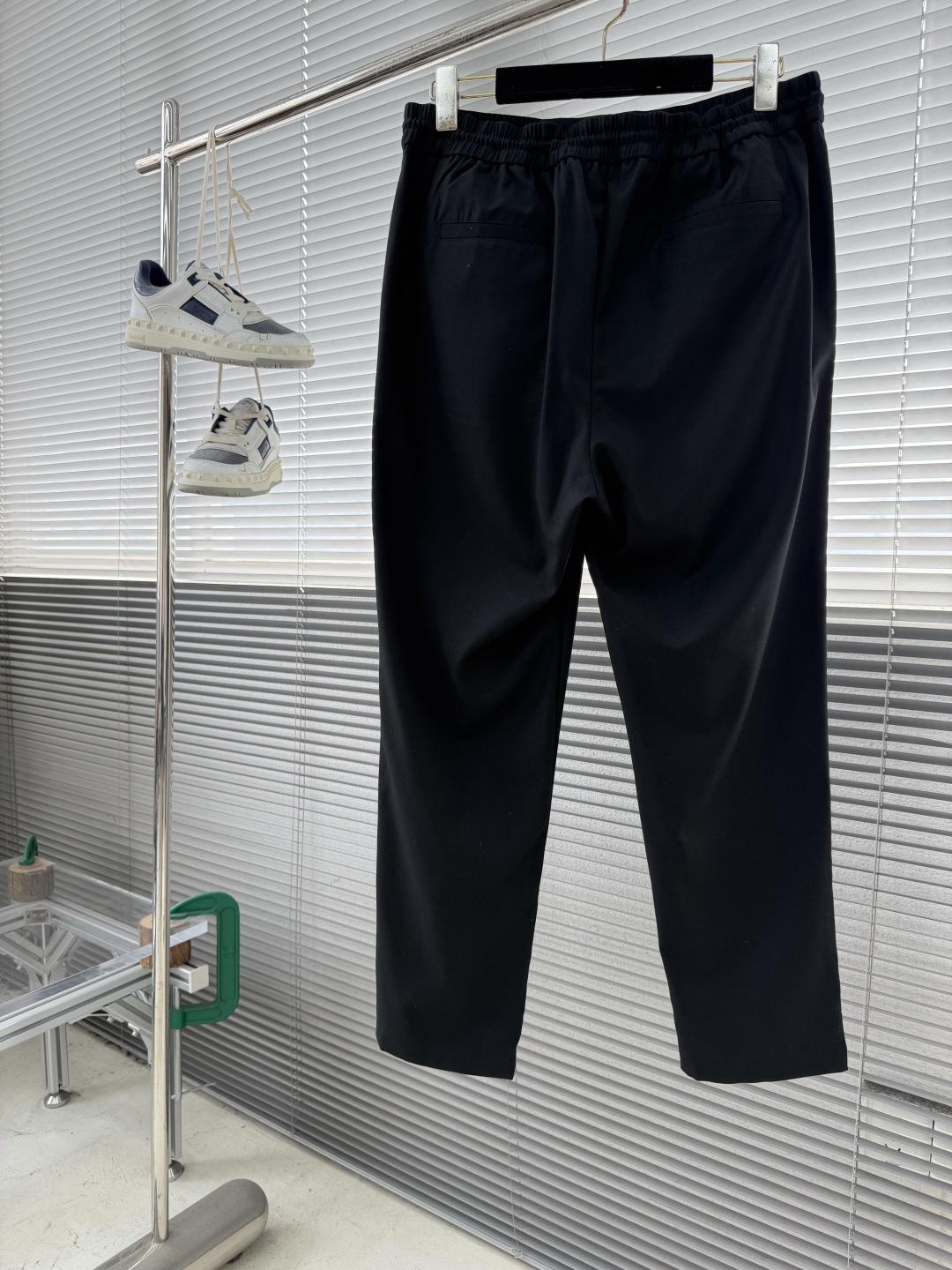 -BC抽绳休闲裤：意式「隐奢主义」的松弛哲学】抽绳腰头的松弛哲学，以及隐奢主义的细节设计，重新定义高端休