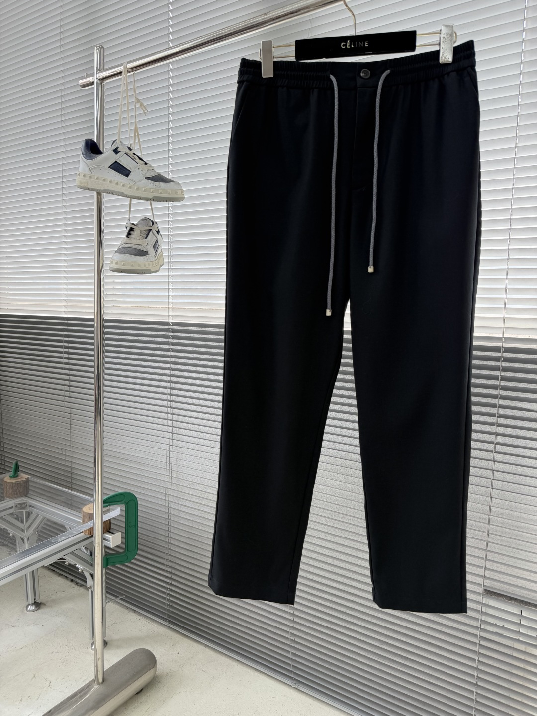 -BC抽绳休闲裤：意式「隐奢主义」的松弛哲学】抽绳腰头的松弛哲学，以及隐奢主义的细节设计，重新定义高端休