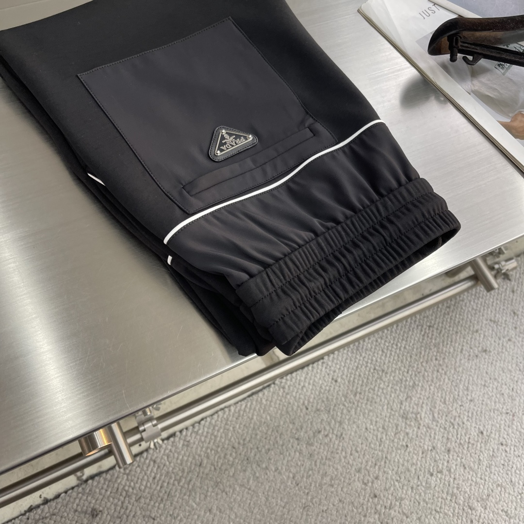 NO:743350,The highest version of the girl on the market inspects the goods, trims the three marks on the threads, and delivers the goods. You can send pictures and take videos. If you want quality and service, add me on WeChat. We will not accept urgent orders. - The highest version of the girl on the market inspects the goods, trims the three marks on the threads, and delivers the goods. You can send pictures and take videos. If you want quality and service, add me on WeChat. We do not accept urgent orders. PRAD  2026SS early spring new leggings sweatpants, the fabric is invincible, the shape and design are impeccable, versatile sweatpants, simple and casual, beautiful for outdoor sports, the hardware and accessories are top-notch, the details are good, the texture is beautiful, very stylish and substantial. Size M-4XL, Prada-clothing, prada, prada,19860909市面最高版本小妹验货、修剪线头上三标、发货可发图及拍视频,要品质要服务的加我微信,不接急单. -市面最高版本小妹验货、修剪线头上三标、发货可发图及拍视频,要品质要服务的加我微信,不接急单.PRAD 2026SS早春新品束腿卫裤,面料无敌,型款设计都无可挑剔的百搭款卫裤,户外运动都美的简约休闲,五金辅料都是顶配细节好,质感美,十分有格调实实在在的份量. 尺码M-4XL,普拉达-服装,prada,prada,,Women's clothing