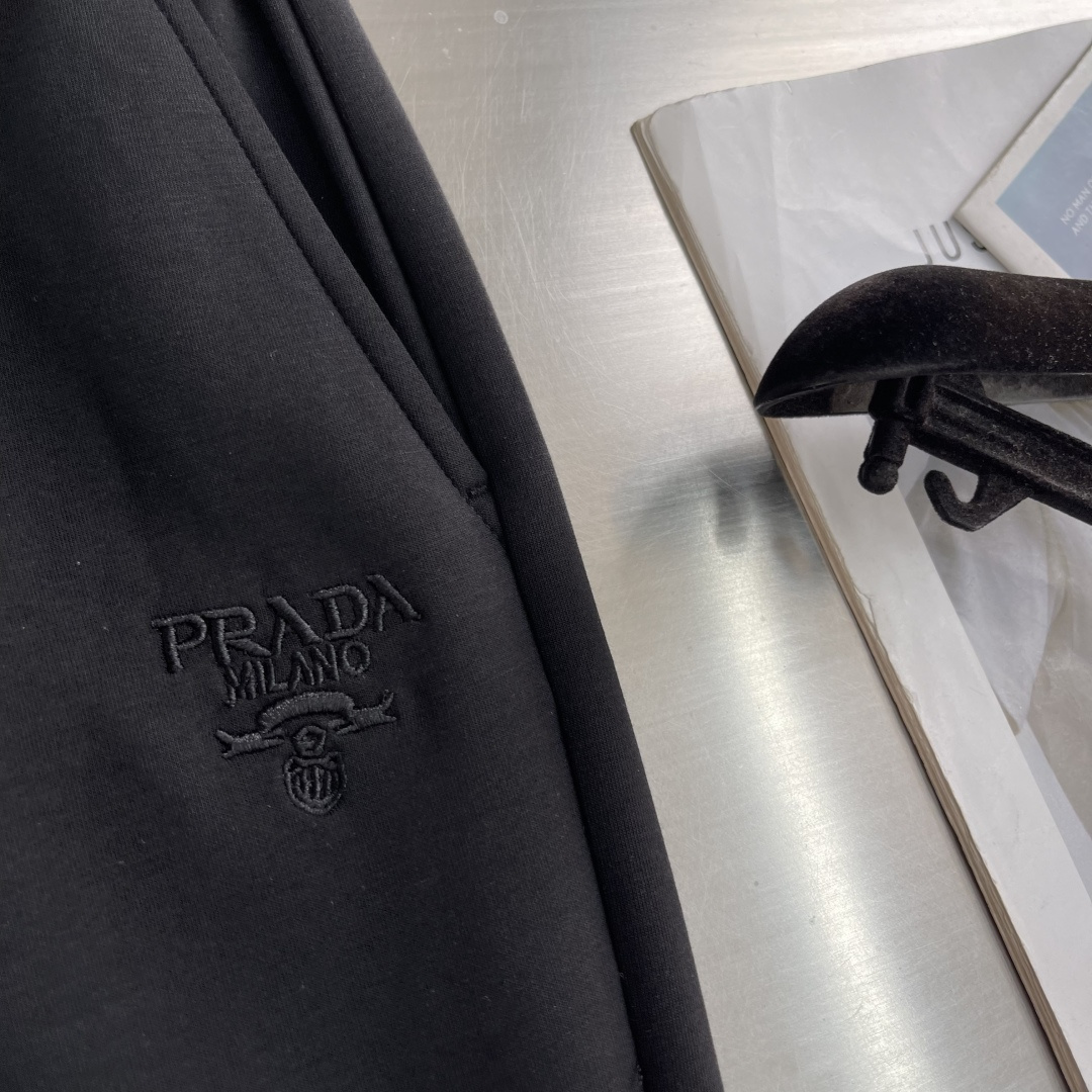 -PRAD 2026SS早春新品红标休闲裤，面料无敌，型款设计都无可挑剔的百搭款卫裤，户外运动都美的简约