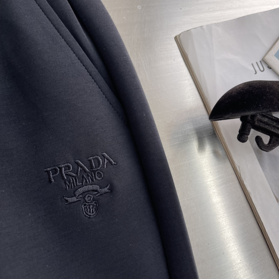 -PRAD 2026SS早春新品红标休闲裤，面料无敌，型款设计都无可挑剔的百搭款卫裤，户外运动都美的简约