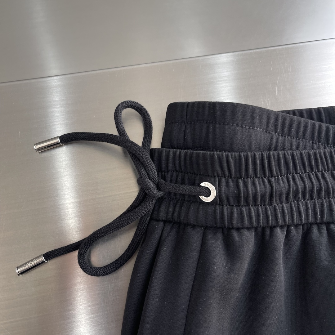 -早春款 GUCC 2026春夏新款铜氨丝莫代尔休闲卫裤，裤身上刺绣标志性品牌标识，客供定制品牌刻印五金