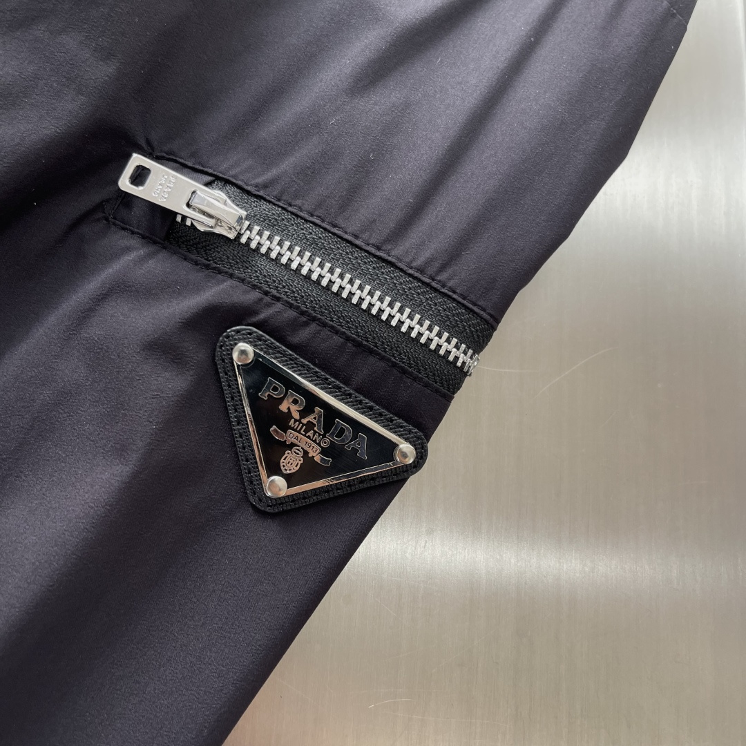 -PRAD 26年春季新款夹克穿上简约干练的休闲外套，瞬间重回时髦霸气，搭配最新的logo胸标，面料五金