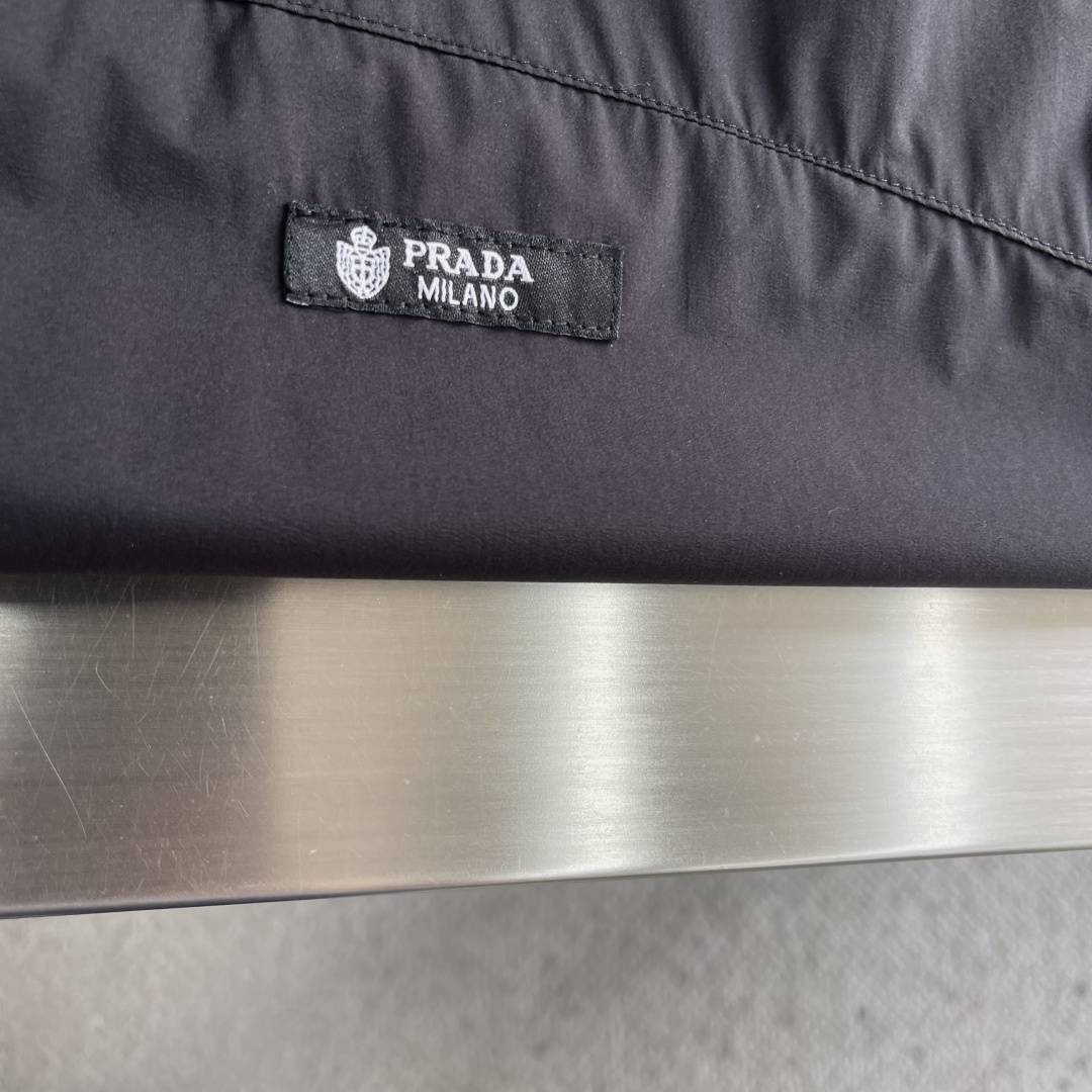 -PRAD 26年春季新款夹克穿上简约干练的休闲外套，瞬间重回时髦霸气，搭配最新的logo胸标，面料五金