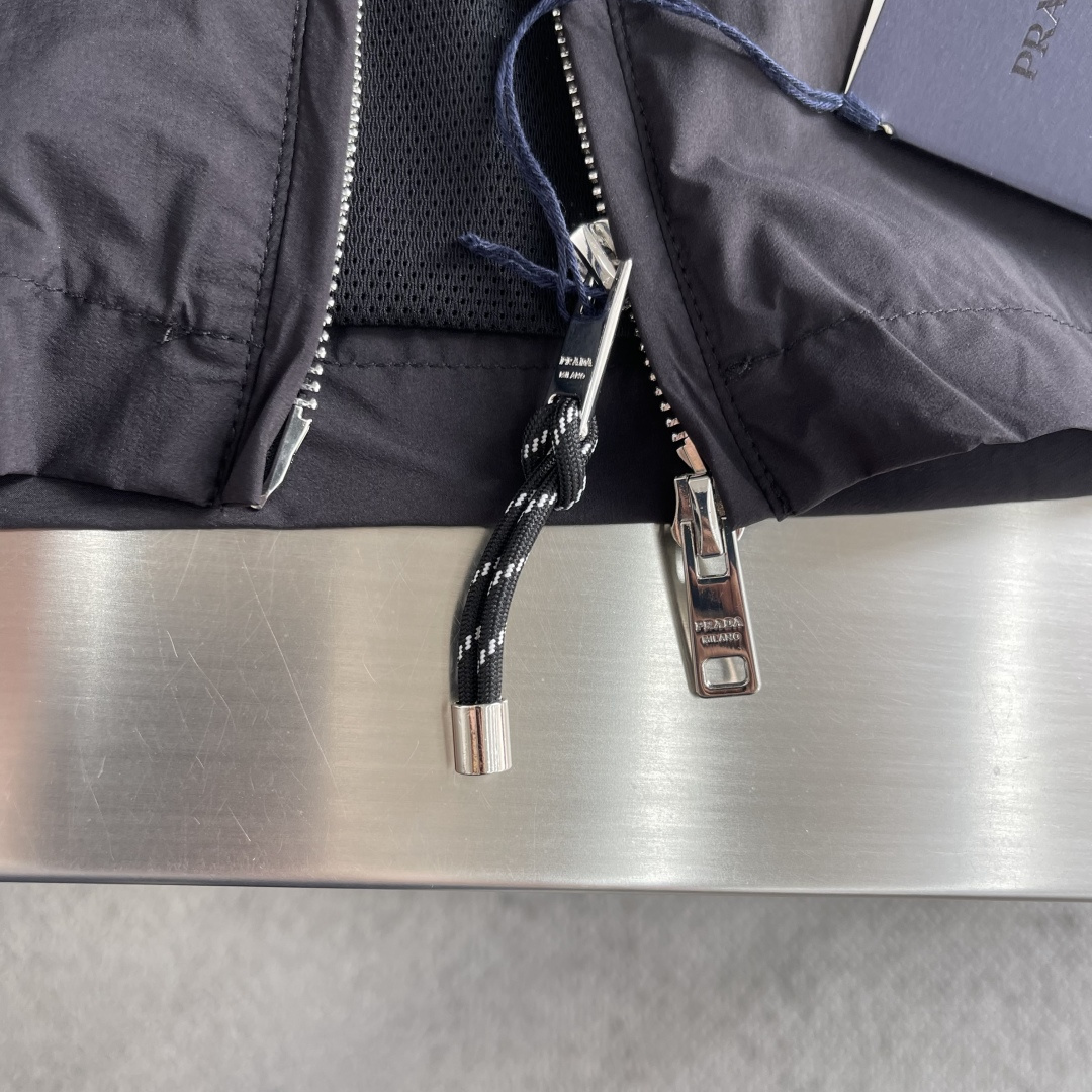 -PRAD 26年春季新款夹克穿上简约干练的休闲外套，瞬间重回时髦霸气，搭配最新的logo胸标，面料五金