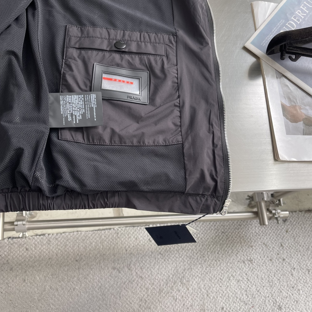 -PRAD 26年春季新款夹克穿上简约干练的休闲外套，瞬间重回时髦霸气，搭配最新的logo胸标，面料五金