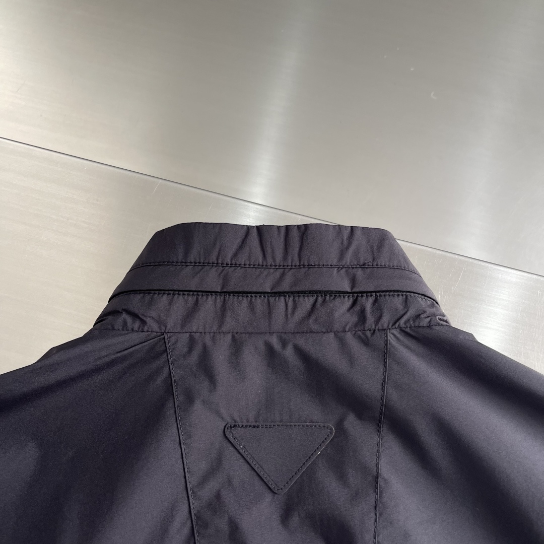 -PRAD 26年春季新款夹克穿上简约干练的休闲外套，瞬间重回时髦霸气，搭配最新的logo胸标，面料五金