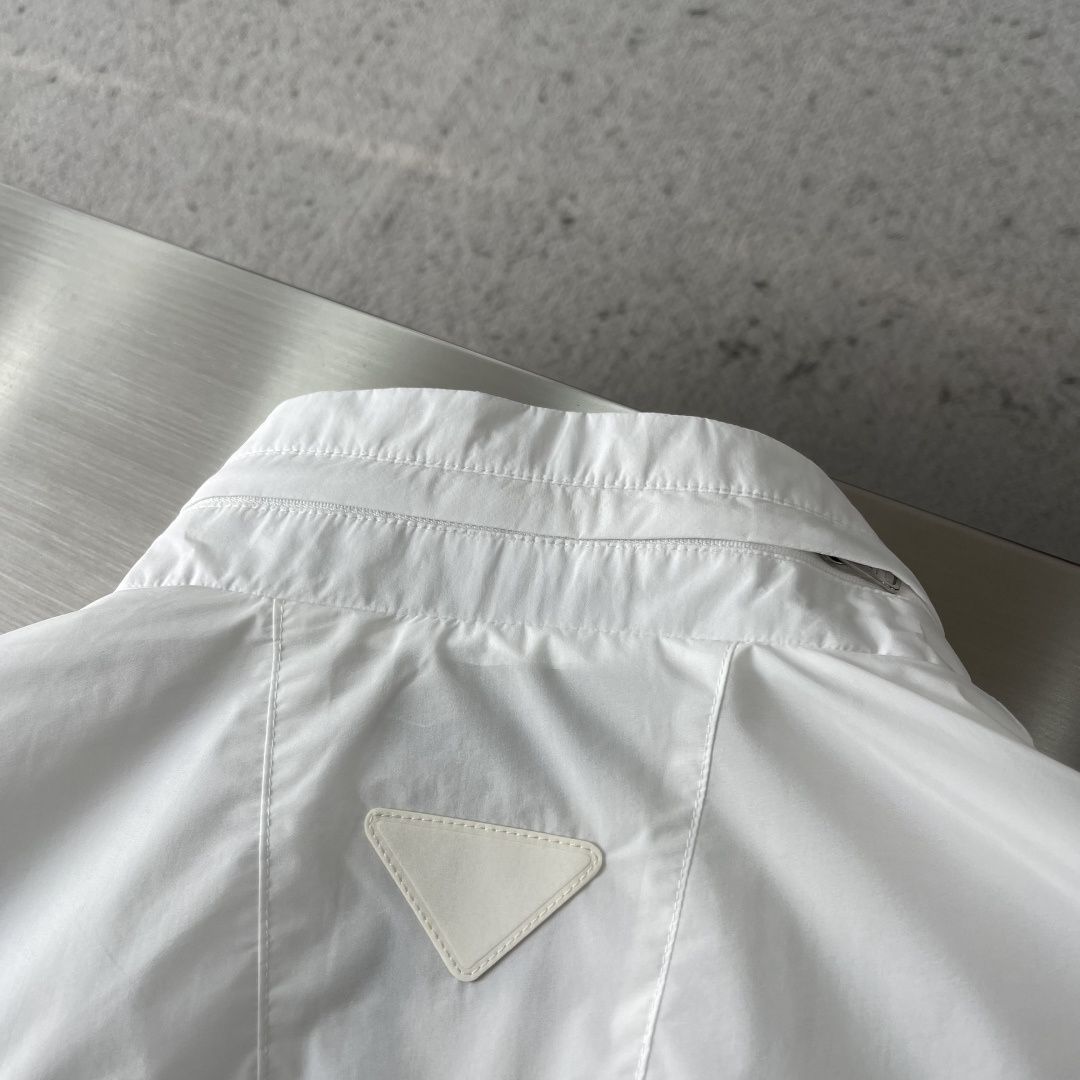 -PRAD 26年春季新款夹克穿上简约干练的休闲外套，瞬间重回时髦霸气，搭配最新的logo胸标，面料五金