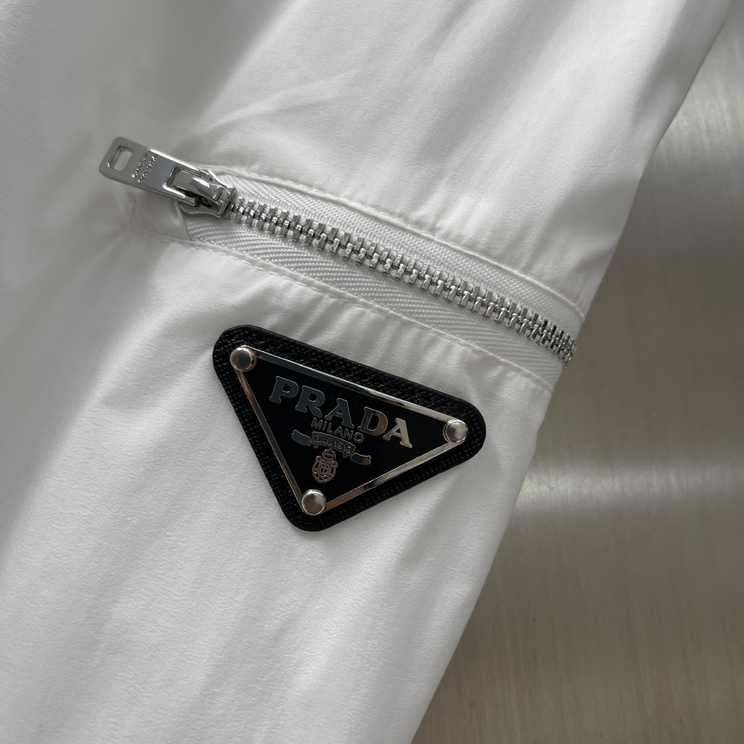 -PRAD 26年春季新款夹克穿上简约干练的休闲外套，瞬间重回时髦霸气，搭配最新的logo胸标，面料五金