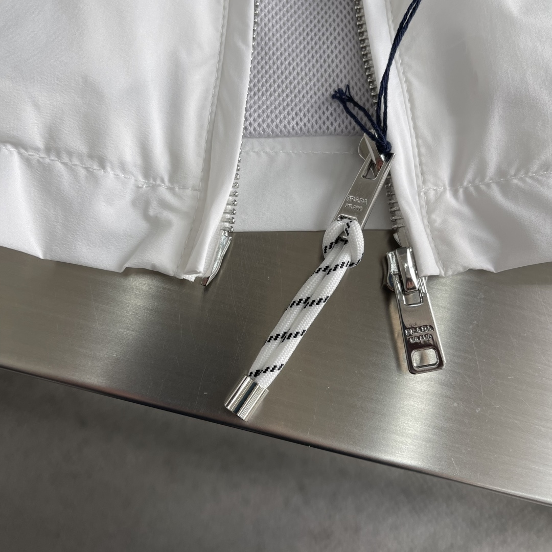 -PRAD 26年春季新款夹克穿上简约干练的休闲外套，瞬间重回时髦霸气，搭配最新的logo胸标，面料五金