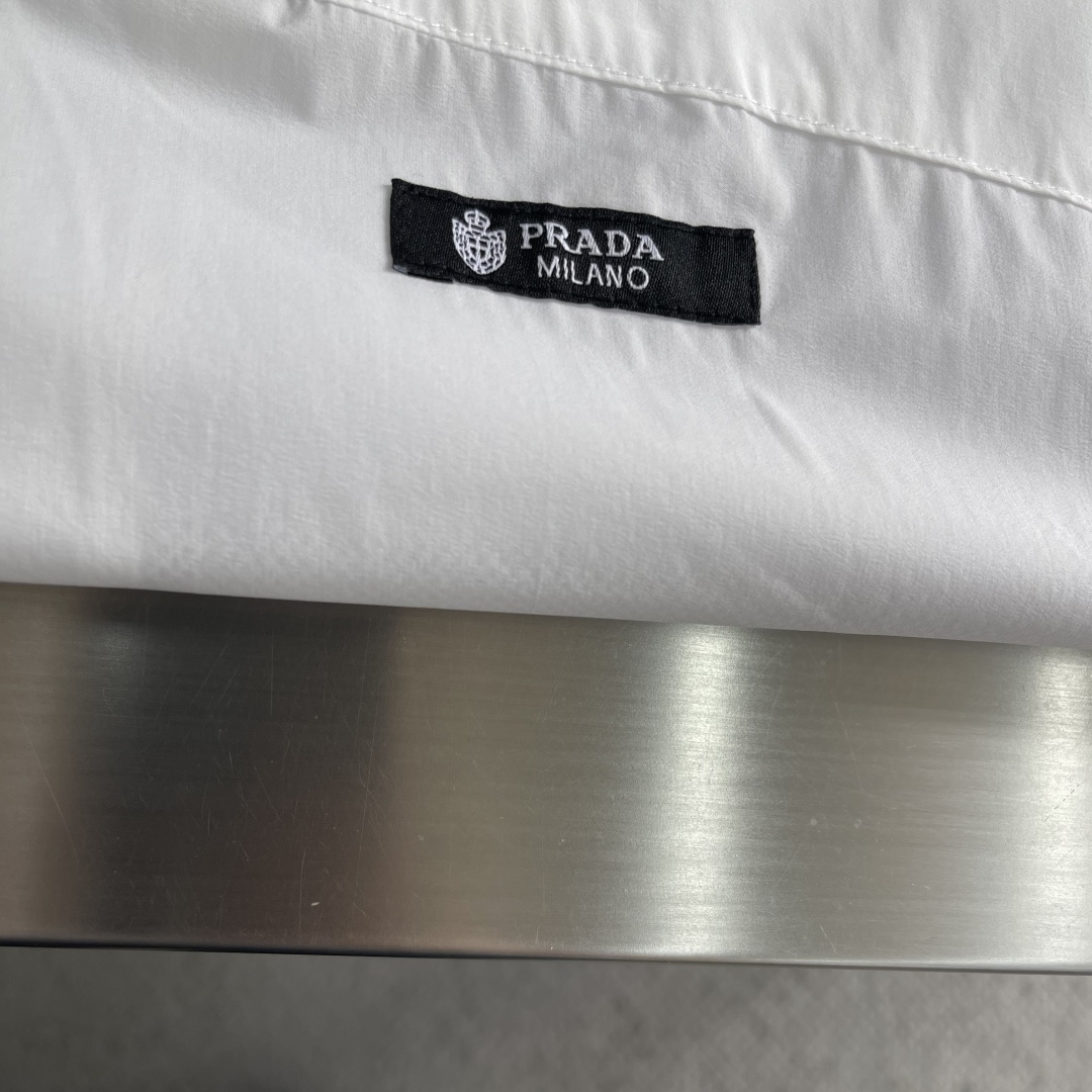 -PRAD 26年春季新款夹克穿上简约干练的休闲外套，瞬间重回时髦霸气，搭配最新的logo胸标，面料五金