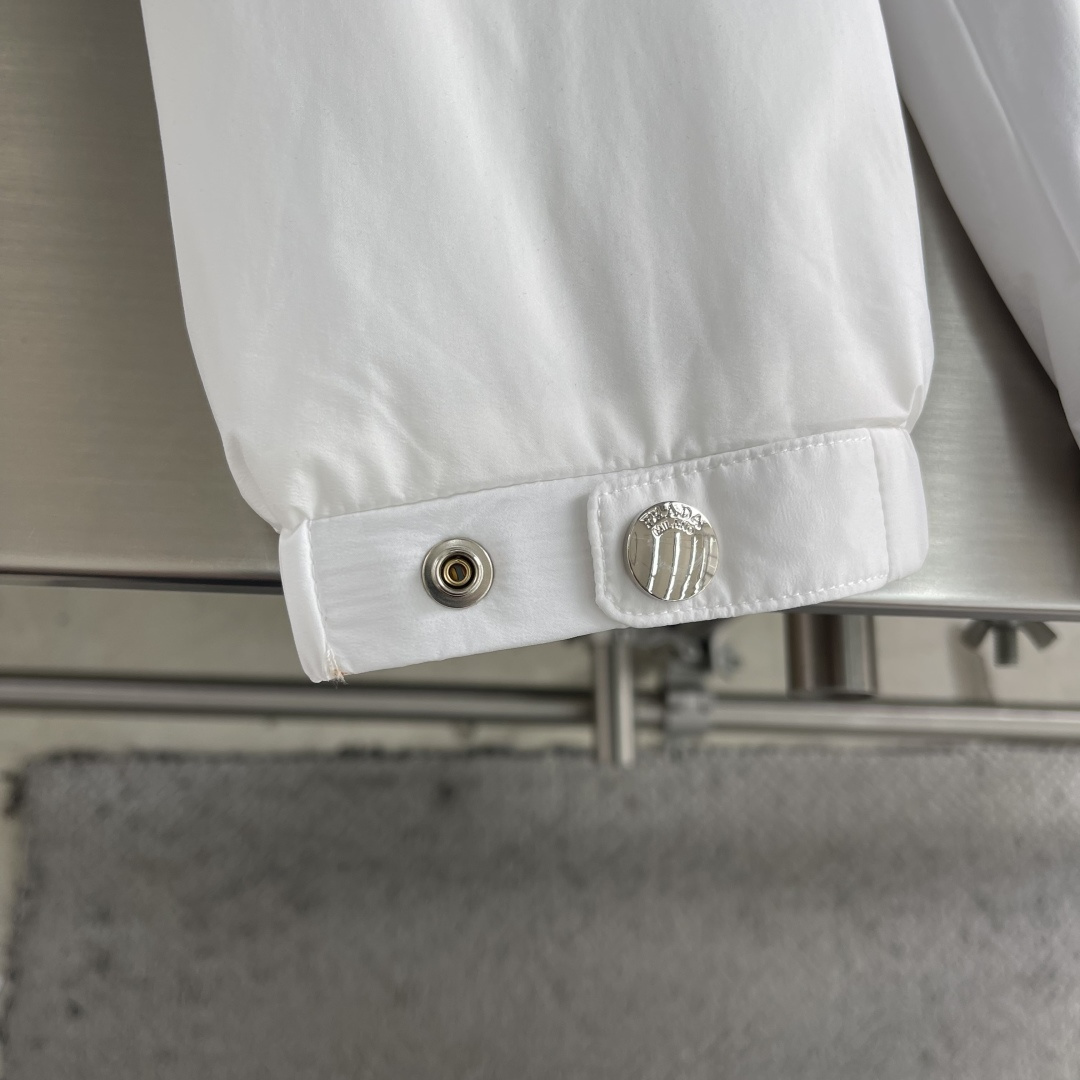 -PRAD 26年春季新款夹克穿上简约干练的休闲外套，瞬间重回时髦霸气，搭配最新的logo胸标，面料五金