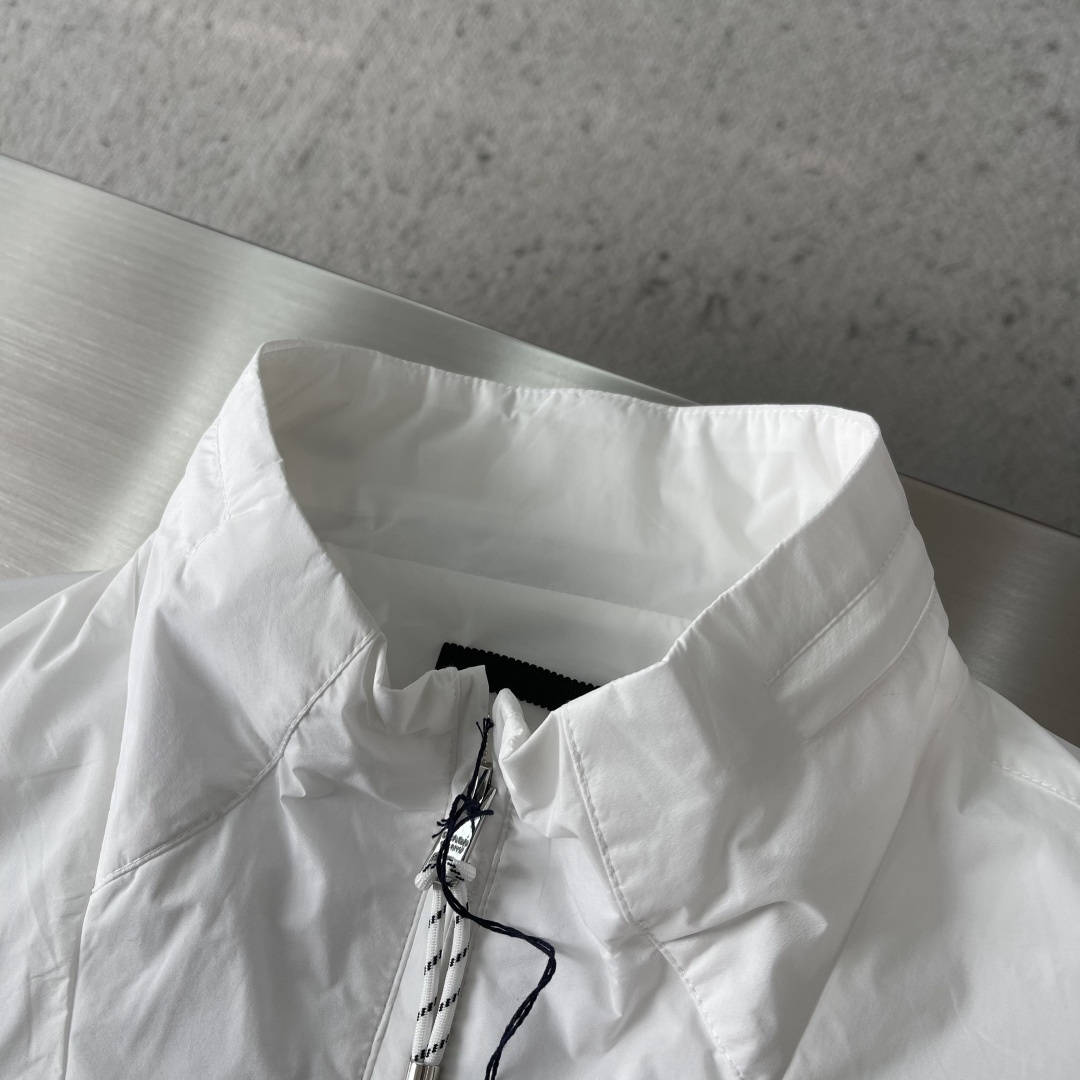 -PRAD 26年春季新款夹克穿上简约干练的休闲外套，瞬间重回时髦霸气，搭配最新的logo胸标，面料五金