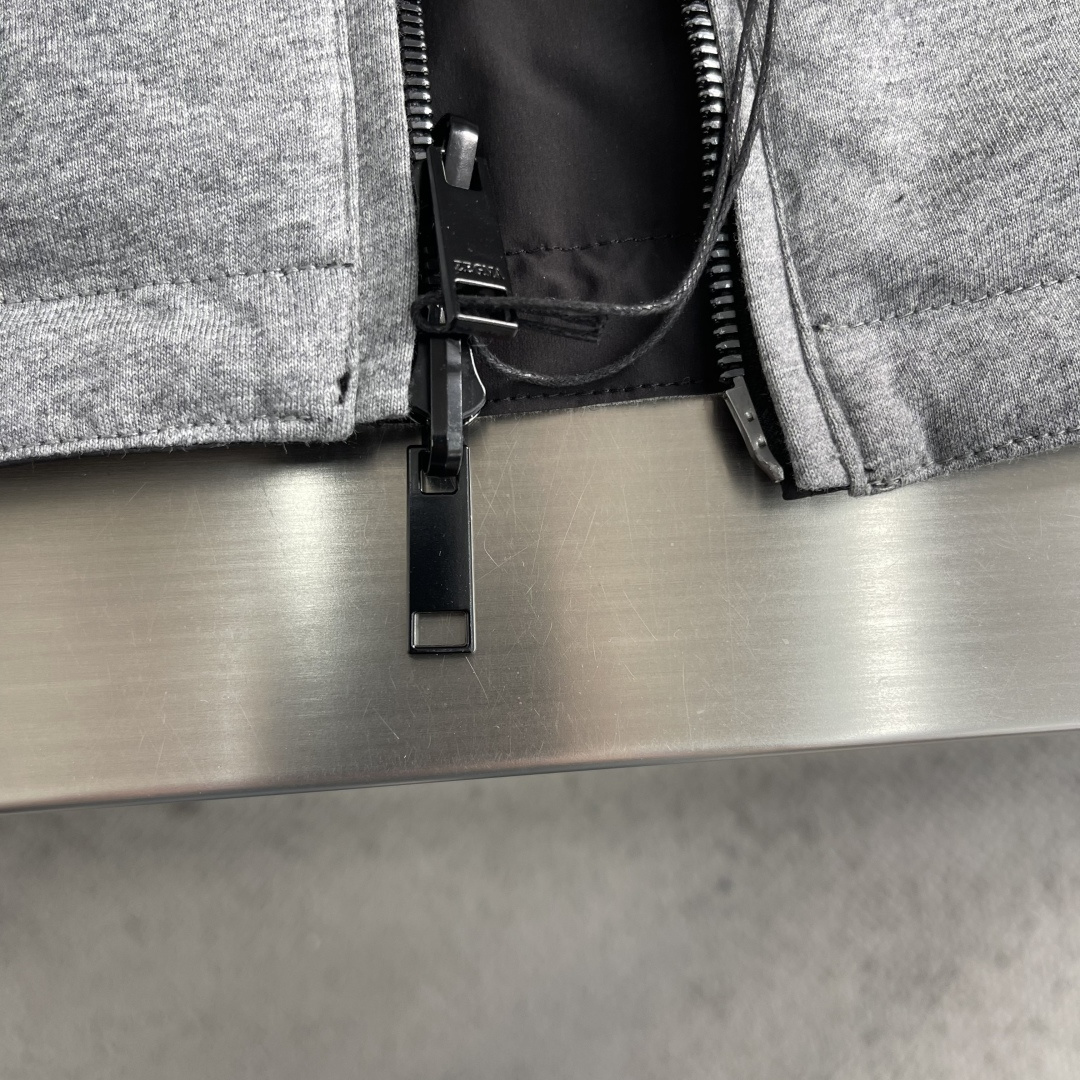 -Z ZEGN 微纤维双面Brezza长袖款外层采用100%聚酯纤维打造的微纤维面料，为衣物赋予了出色的