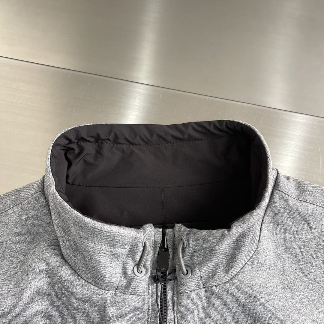 -Z ZEGN 微纤维双面Brezza长袖款外层采用100%聚酯纤维打造的微纤维面料，为衣物赋予了出色的