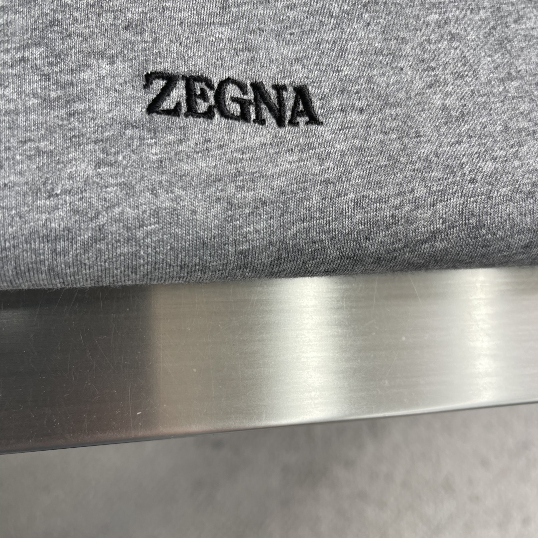 -Z ZEGN 微纤维双面Brezza长袖款外层采用100%聚酯纤维打造的微纤维面料，为衣物赋予了出色的