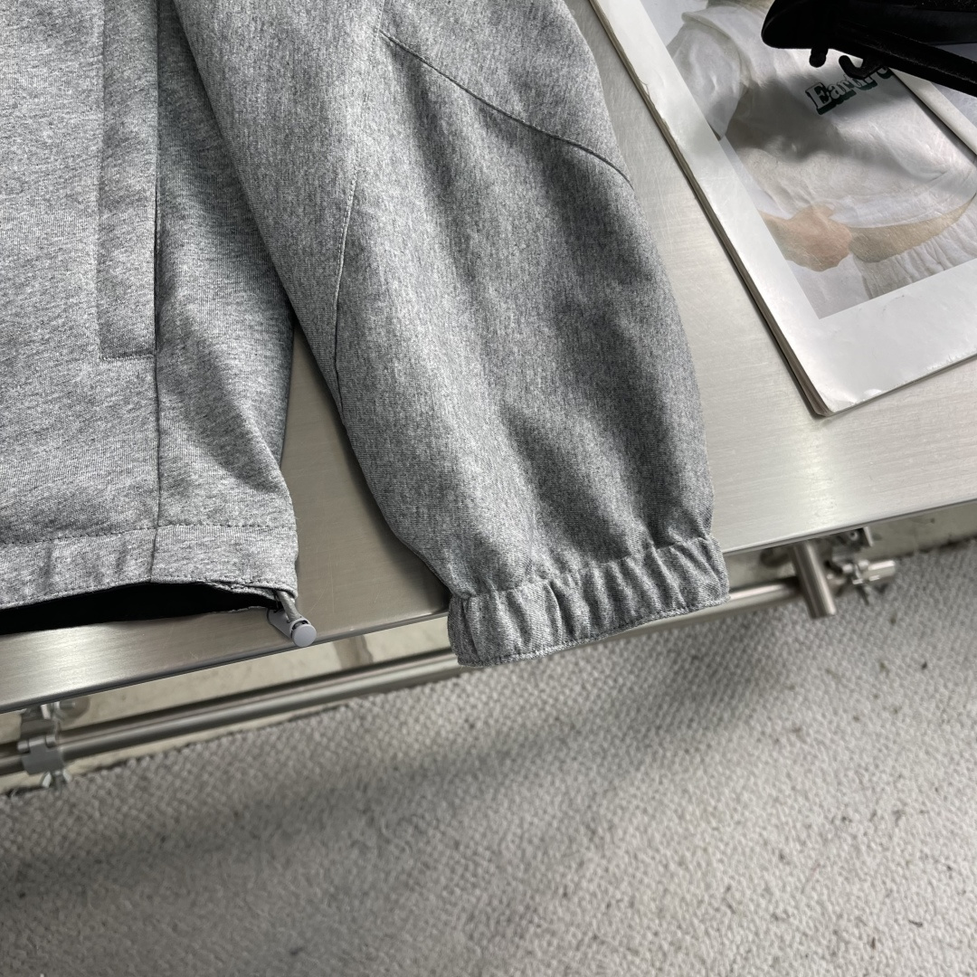 -Z ZEGN 微纤维双面Brezza长袖款外层采用100%聚酯纤维打造的微纤维面料，为衣物赋予了出色的