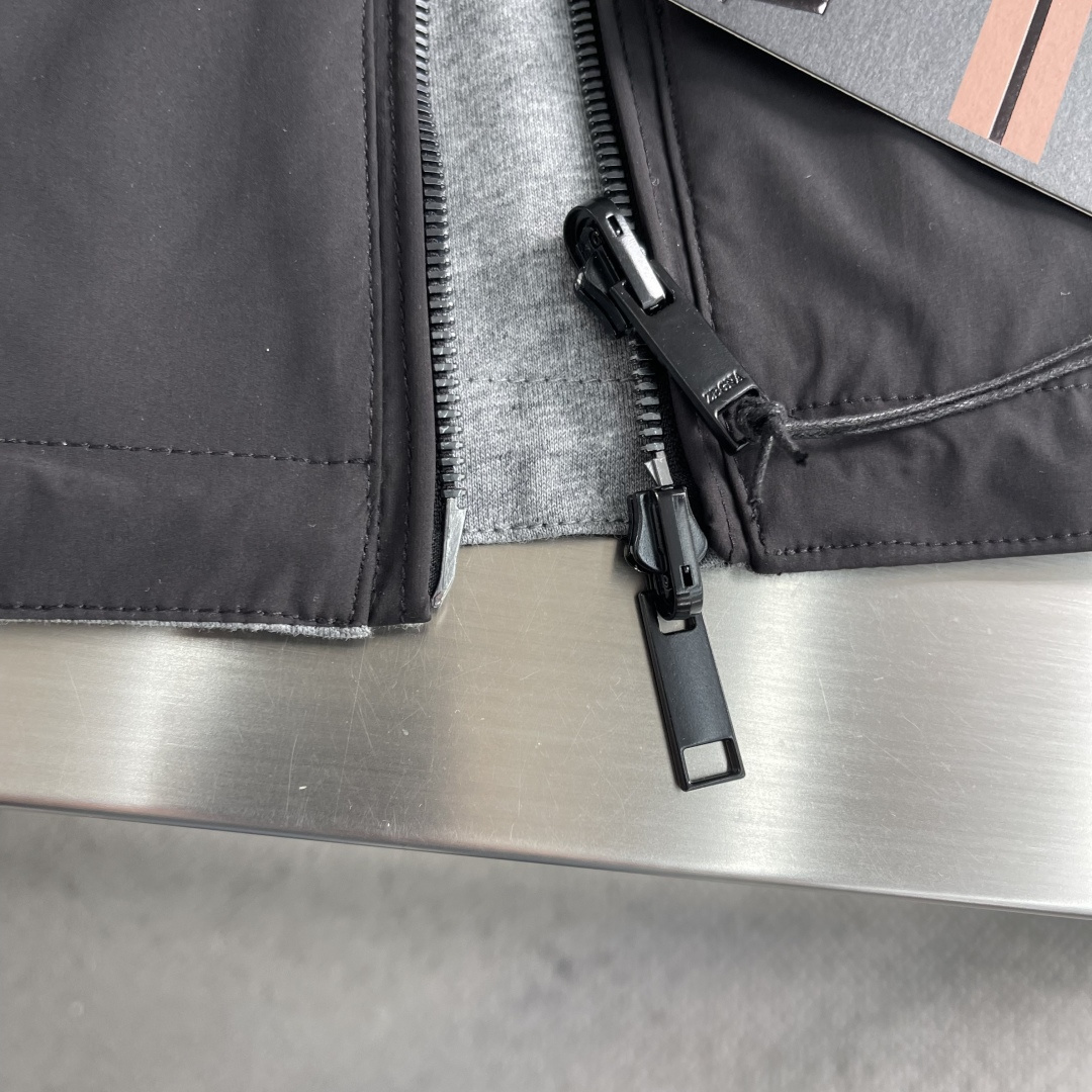 -Z ZEGN 微纤维双面Brezza长袖款外层采用100%聚酯纤维打造的微纤维面料，为衣物赋予了出色的