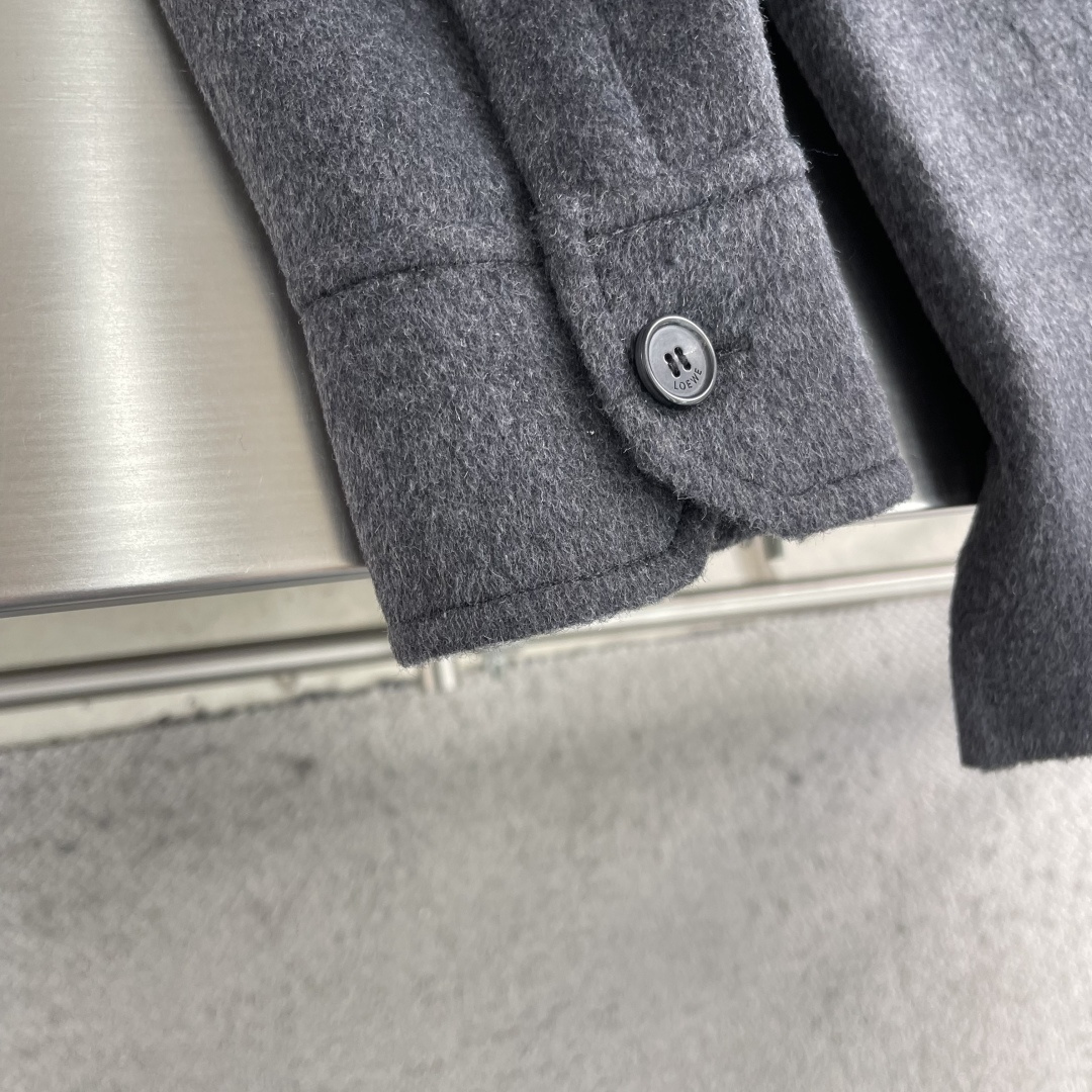 -LOEW 衬衫式羊毛呢外套精选98%高品质羊毛与2%山羊绒的黄金配比，成就这款兼具温度与呼吸感的双面呢