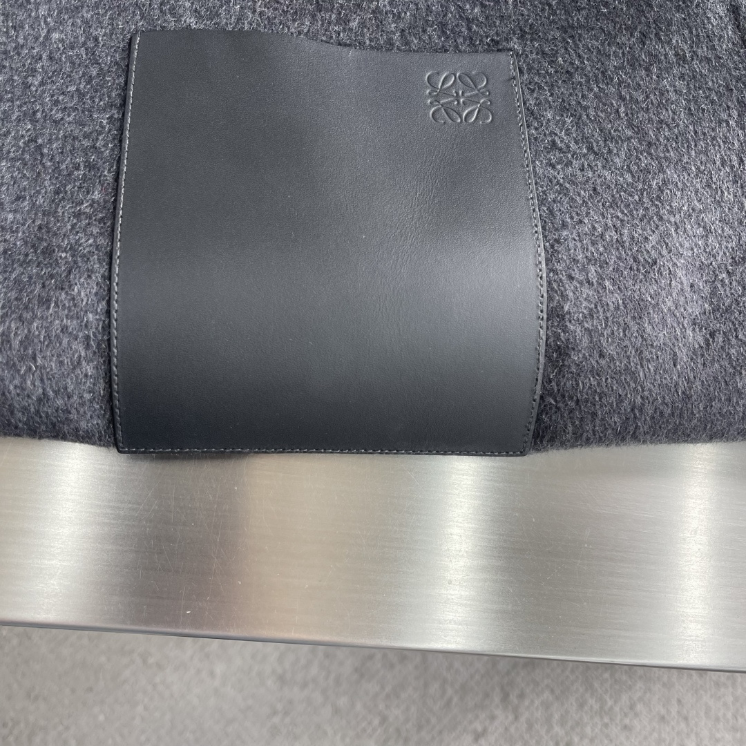 -LOEW 衬衫式羊毛呢外套精选98%高品质羊毛与2%山羊绒的黄金配比，成就这款兼具温度与呼吸感的双面呢