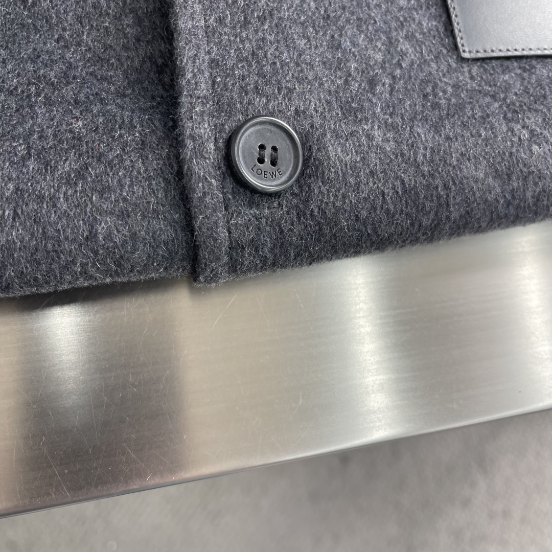 -LOEW 衬衫式羊毛呢外套精选98%高品质羊毛与2%山羊绒的黄金配比，成就这款兼具温度与呼吸感的双面呢