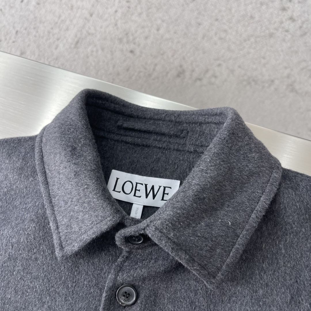 -LOEW 衬衫式羊毛呢外套精选98%高品质羊毛与2%山羊绒的黄金配比，成就这款兼具温度与呼吸感的双面呢