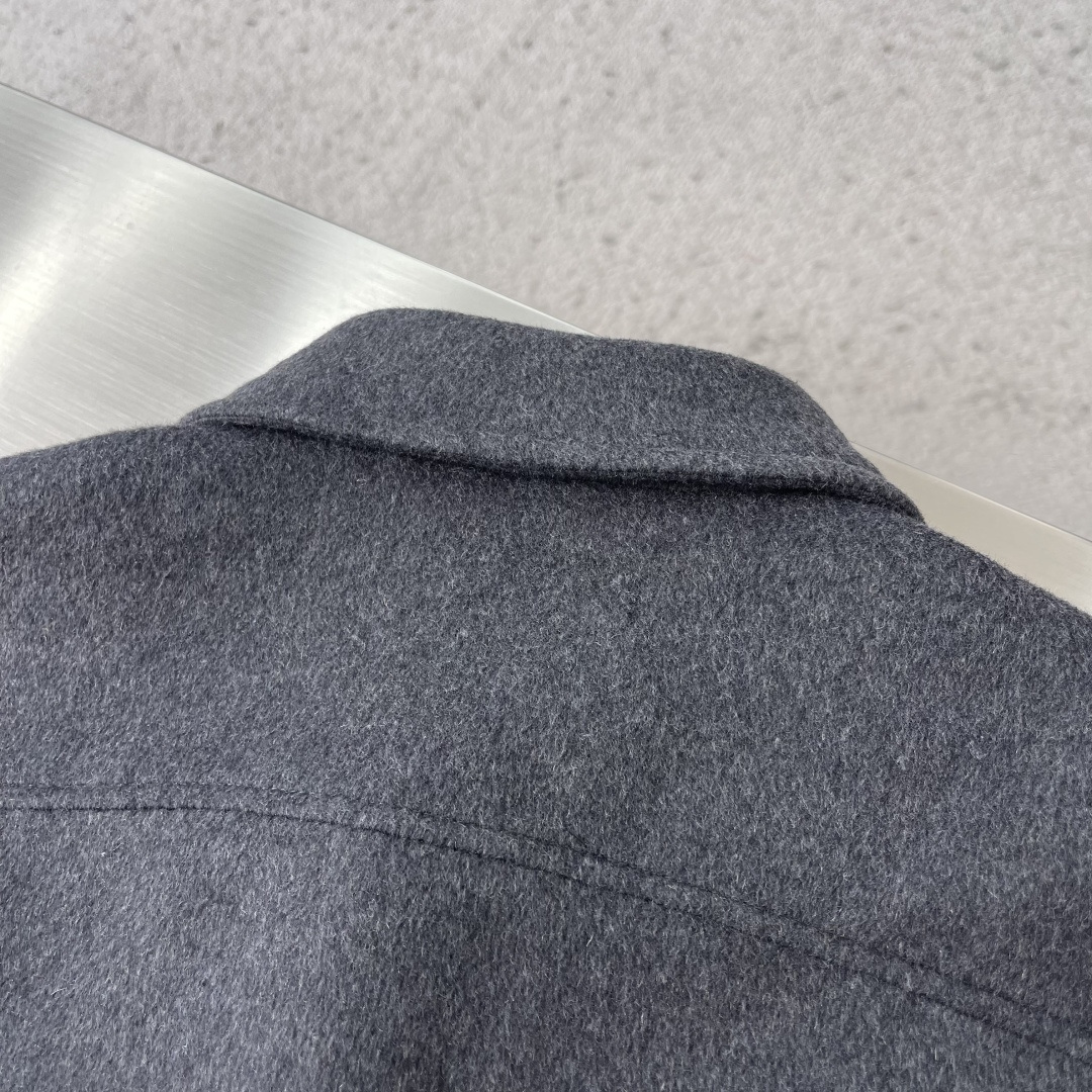 -LOEW 衬衫式羊毛呢外套精选98%高品质羊毛与2%山羊绒的黄金配比，成就这款兼具温度与呼吸感的双面呢