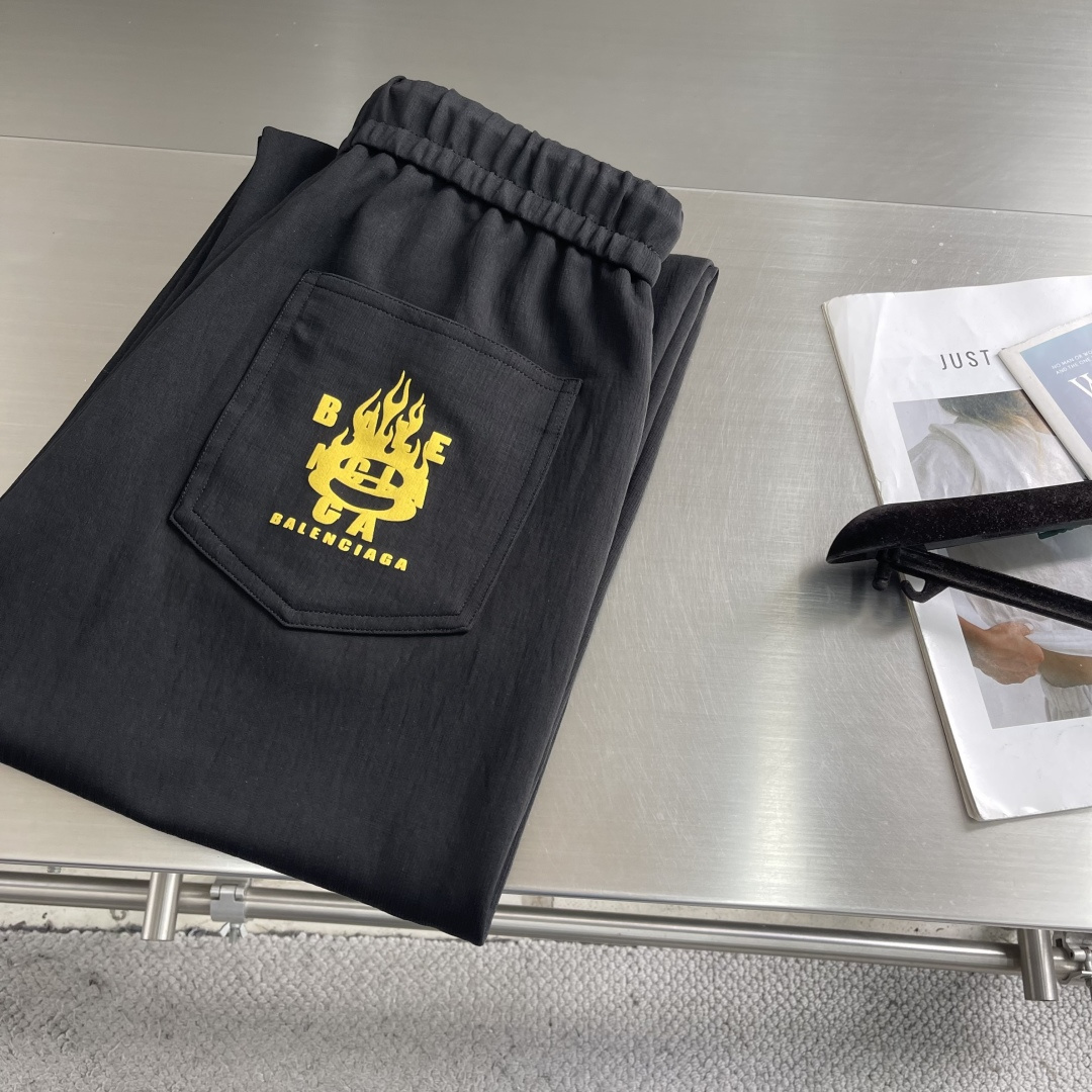 NO:743514,The highest version on the market, the girl inspects the goods, trims the three marks on the threads, and delivers the goods. You can post pictures and take videos. If you want quality and service, please add me on WeChat. We will not accept urgent orders. -Balenciag 2026SS early spring new straight wide-leg casual sweatpants, simple and fashionable new custom fabrics, comfortable to wear, low-key yet luxurious, fashionable and high-end design, needless to say the pants style and cut, the upper body is exquisite and lively.  Really first-class, top-quality materials. Really top-notch elastic waisted straight pants. The quality is outstanding. They have been washed with heavy water to make them very soft!  Don’t be picky, your upper body is absolutely stylish!  Size M-4XL, Balenciaga-clothing, balenciaga, balenciaga,19860909市面最高版本小妹验货、修剪线头上三标、发货可发图及拍视频,要品质要服务的加我微信,不接急单. -Balenciag 2026SS早春新款直筒阔腿休闲卫裤,简约时尚新款定制面料,身穿手感舒适 低调不失奢华 设计时尚高端 裤型款式和裁剪亦无需多言 上身精致跃然．真正一等一顶级质料 真正殿堂级的松紧腰直筒裤,品质卓然,经过重水洗使得很柔软！不挑人 上身绝对的有型！ 尺码M-4XL,巴黎世家-服装,balenciaga,balenciaga,,Women's clothing