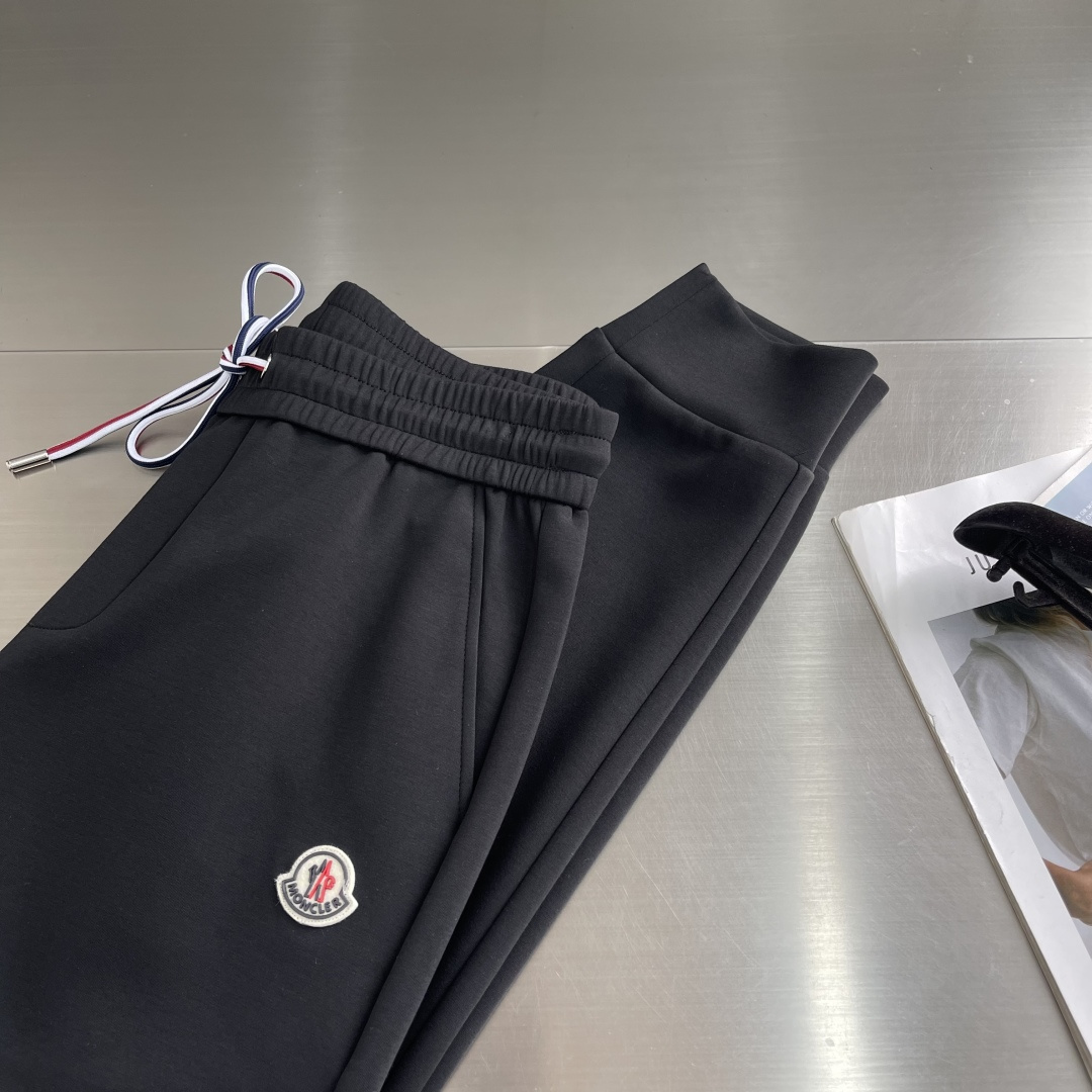 -mon 26春夏高品质时尚休闲裤。超级百搭款。独家定制面料，手感细腻柔软，贴身舒适，上身超有型！原版定