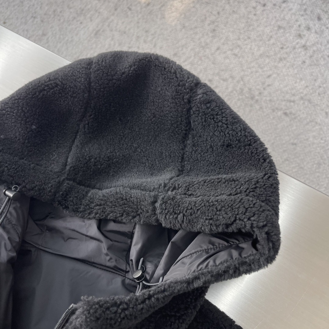 -PRAD 新款双面穿连帽夹克。这款夹克采用摇粒绒与防风面料拼接设计，兼具保暖性与机能感。胸前红色品牌标