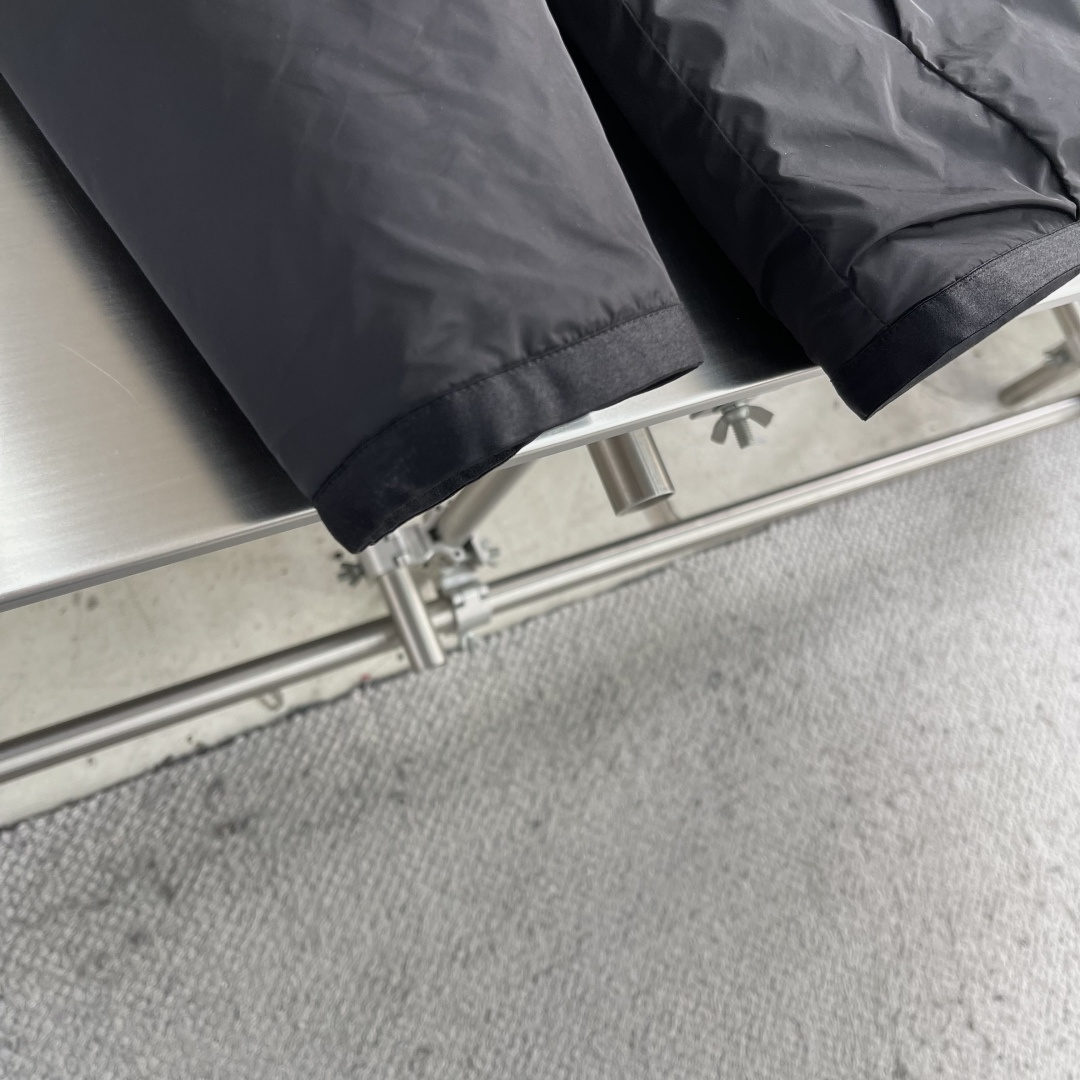 -PRAD 新款双面穿连帽夹克。这款夹克采用摇粒绒与防风面料拼接设计，兼具保暖性与机能感。胸前红色品牌标