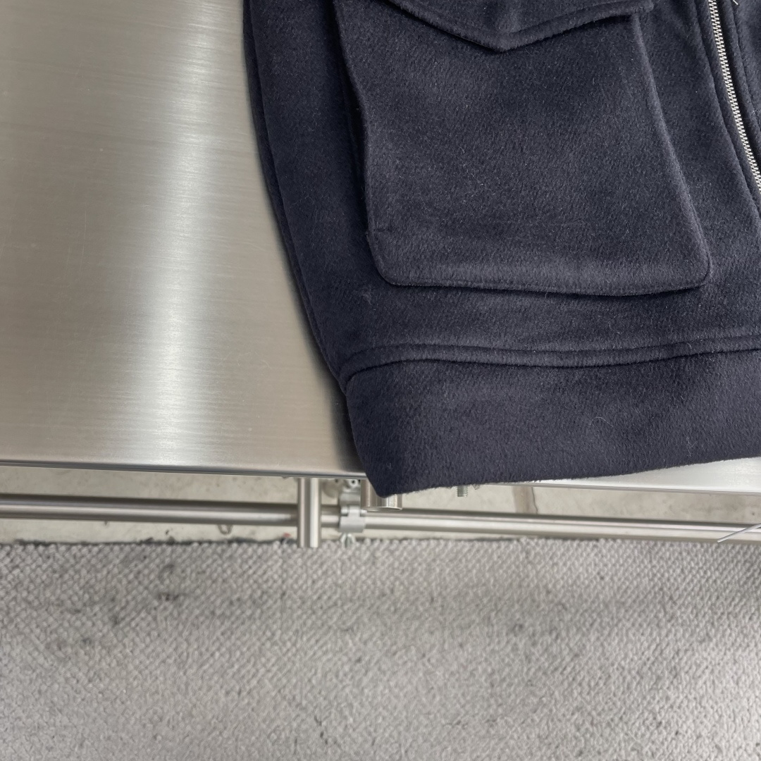 -Loro Piana 新款羊羔绒翻领夹克。经典飞行员夹克廓形搭配柔软羊羔绒内衬与翻领，兼具保暖与质感。