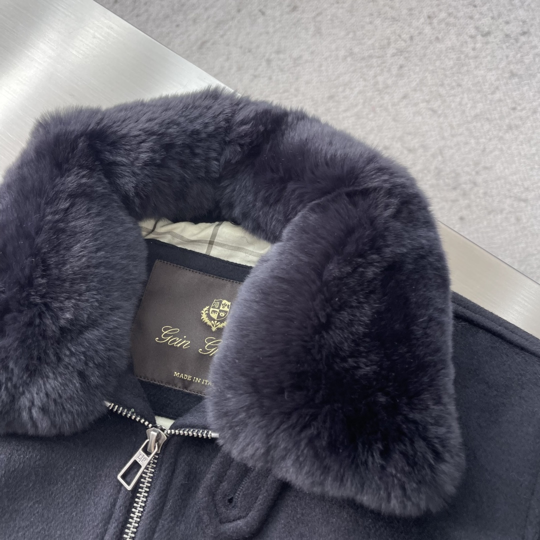 -Loro Piana 新款羊羔绒翻领夹克。经典飞行员夹克廓形搭配柔软羊羔绒内衬与翻领，兼具保暖与质感。