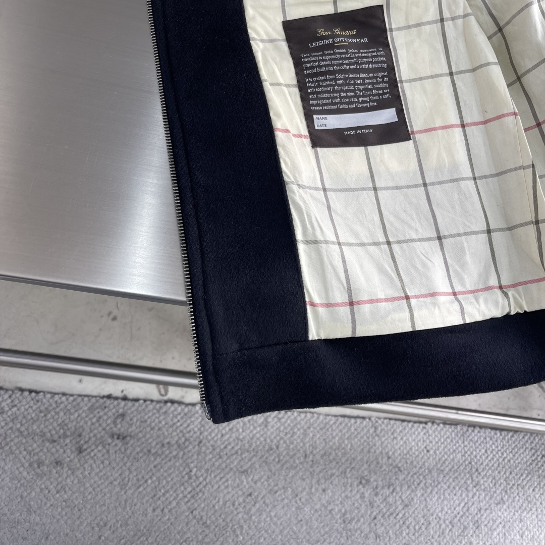 -Loro Piana 新款羊羔绒翻领夹克。经典飞行员夹克廓形搭配柔软羊羔绒内衬与翻领，兼具保暖与质感。