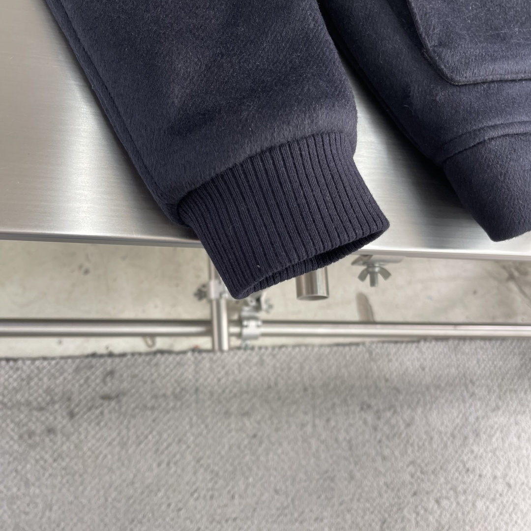 -Loro Piana 新款羊羔绒翻领夹克。经典飞行员夹克廓形搭配柔软羊羔绒内衬与翻领，兼具保暖与质感。