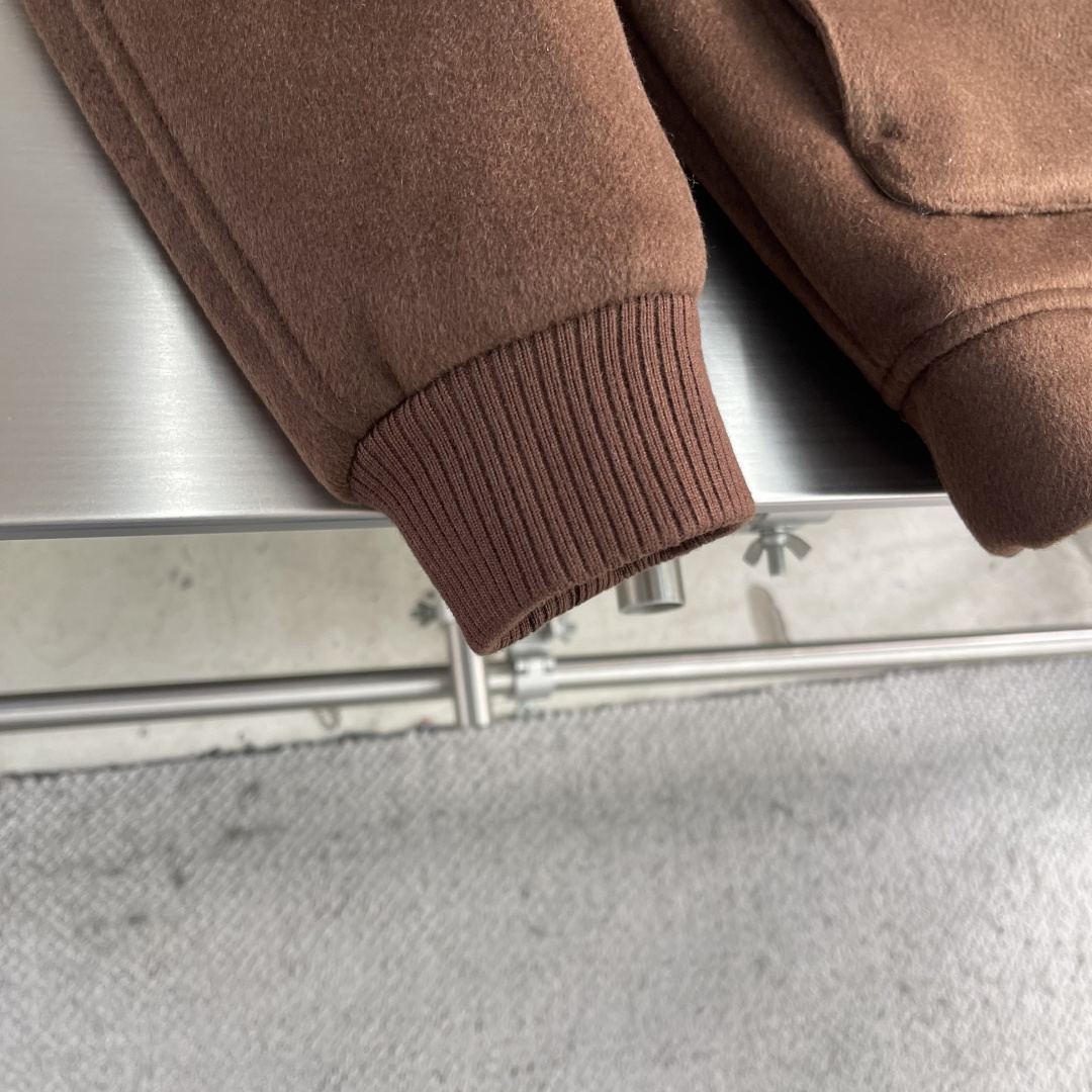 -Loro Piana 新款羊羔绒翻领夹克。经典飞行员夹克廓形搭配柔软羊羔绒内衬与翻领，兼具保暖与质感。